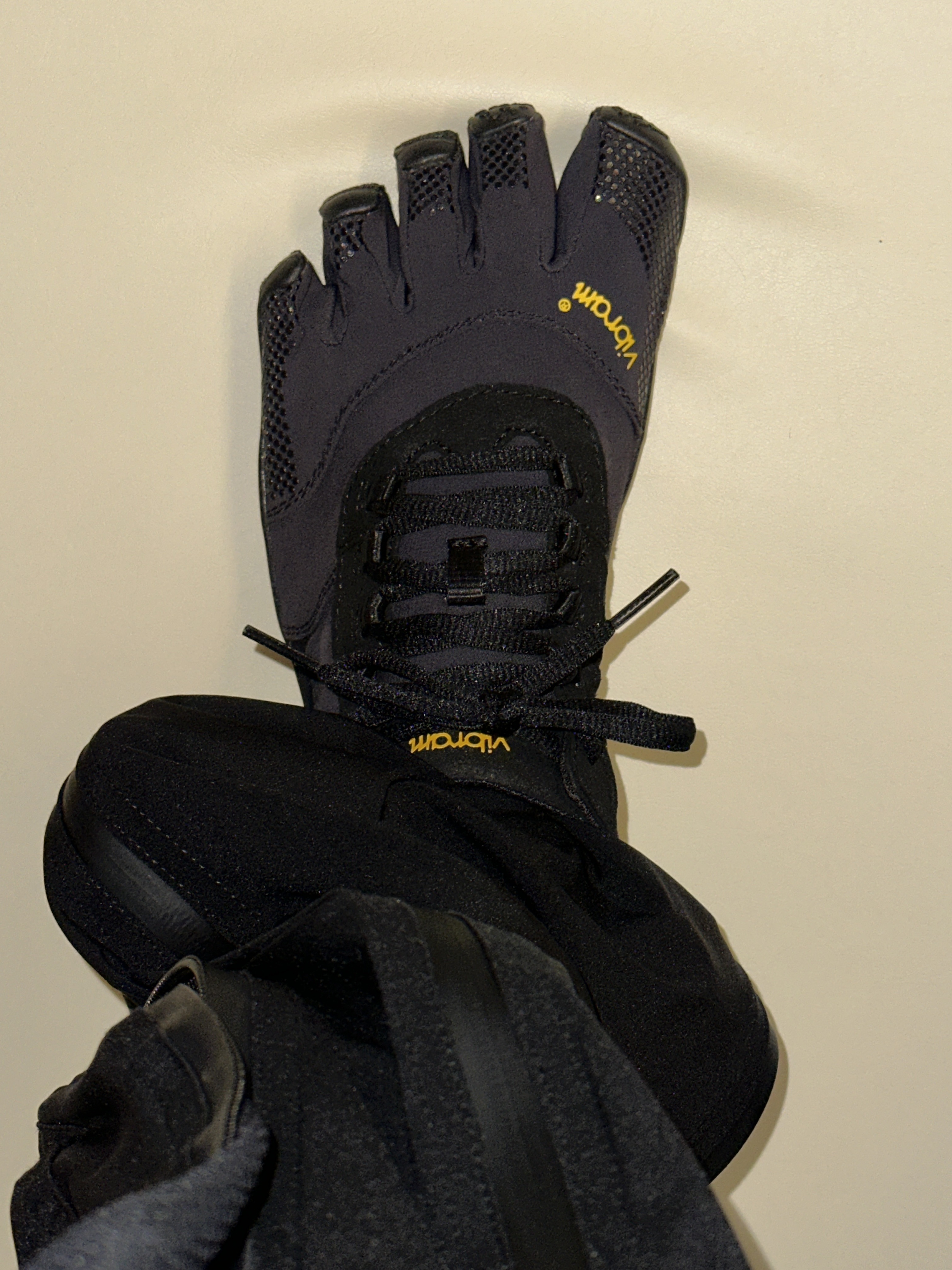 Vibram Fivefingers V-Trek Black 착용 스타일 - 3