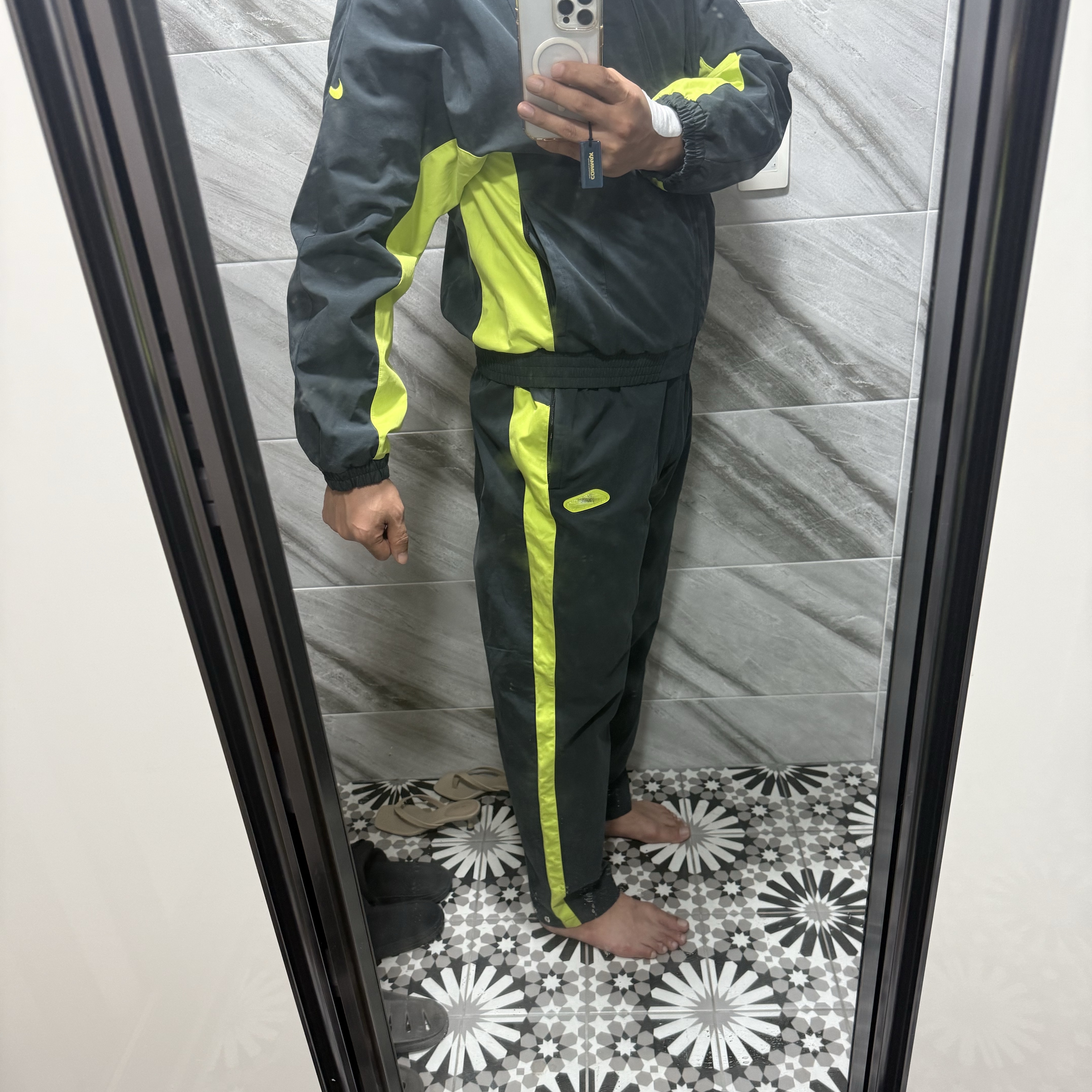 Nike x Patta Track Jacket Black Cyber (HJ0712-010), Nike x Patta Track Pants Black Cyber (HJ0737-010) 착용 스타일 - 1