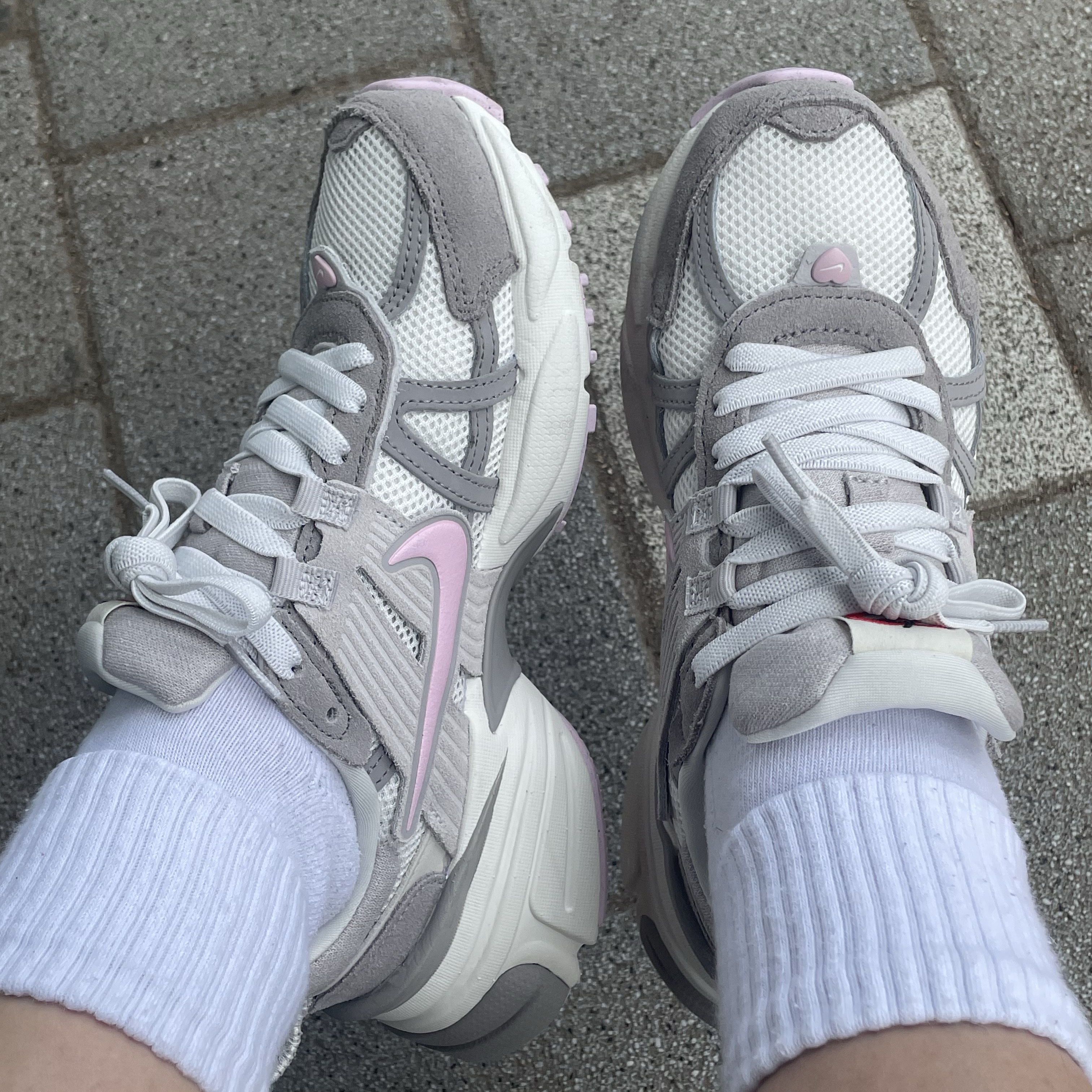 (W) Nike V2K Run Sail Pink Foam 착용 스타일 - 2
