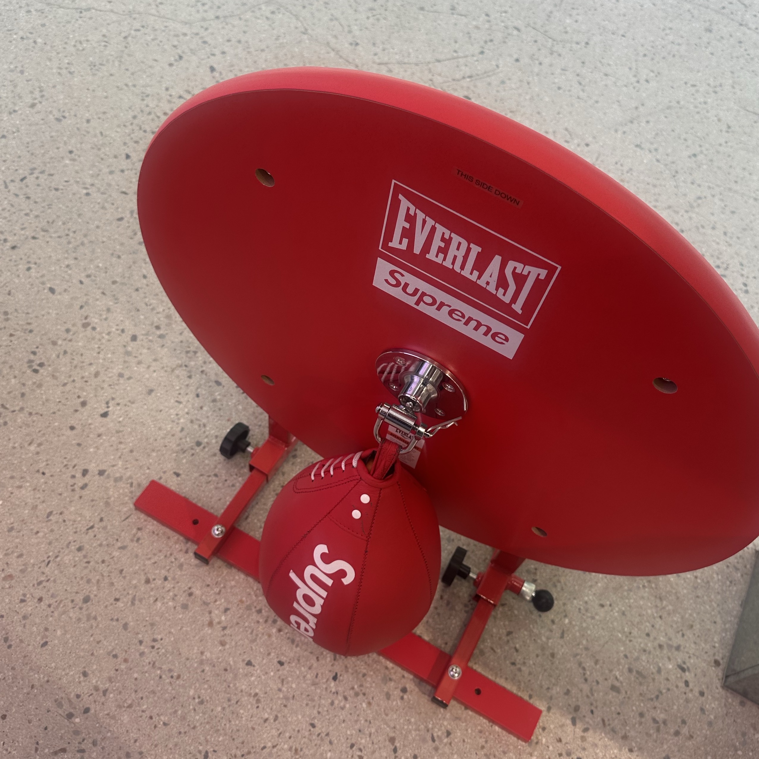 Supreme x Everlast Speed Bag + Platform Red - 25SS 착용 스타일