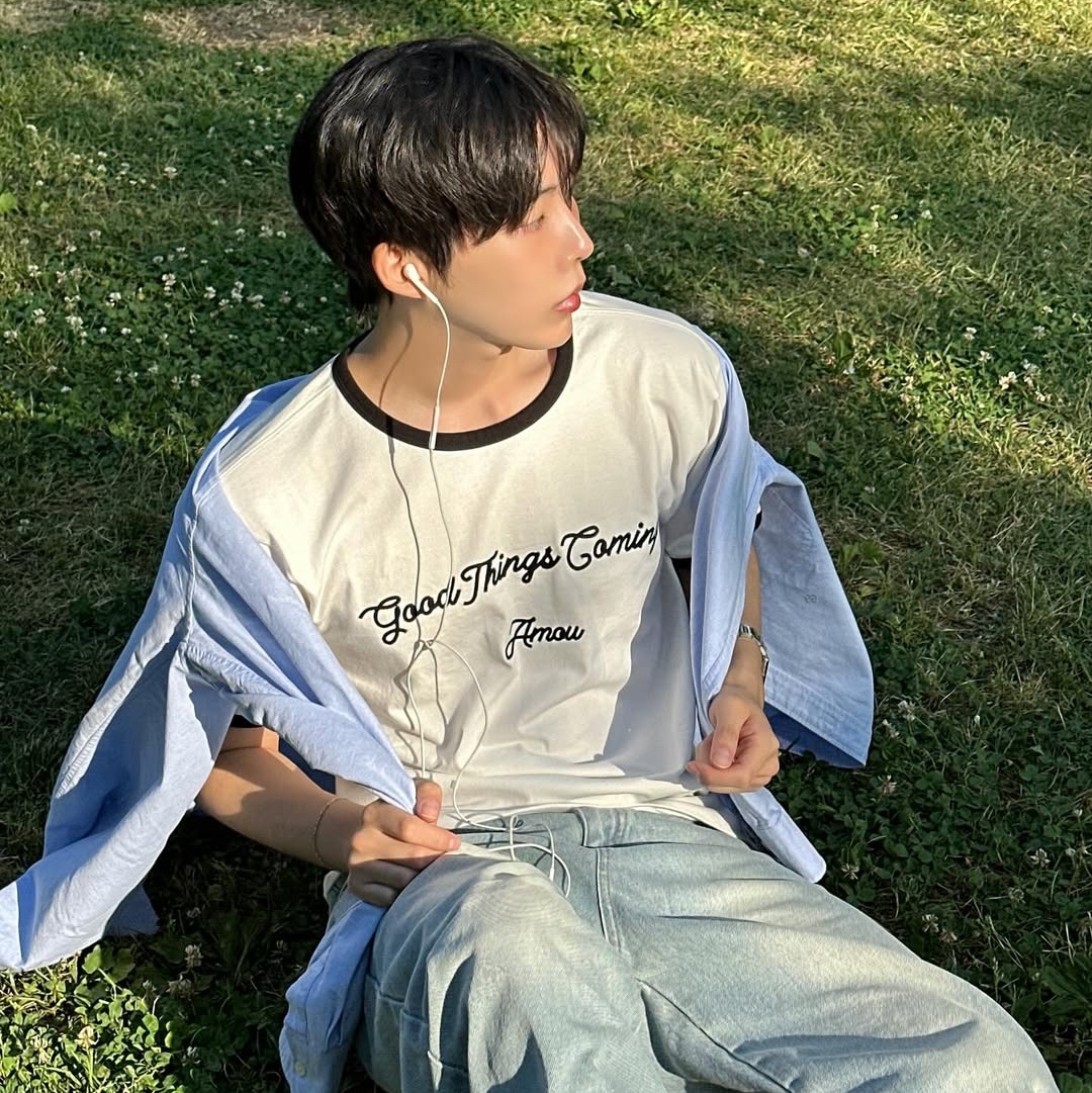 AMOU Good Things Coming Arch Logo Ringer Half T-Shirts White 착용 스타일