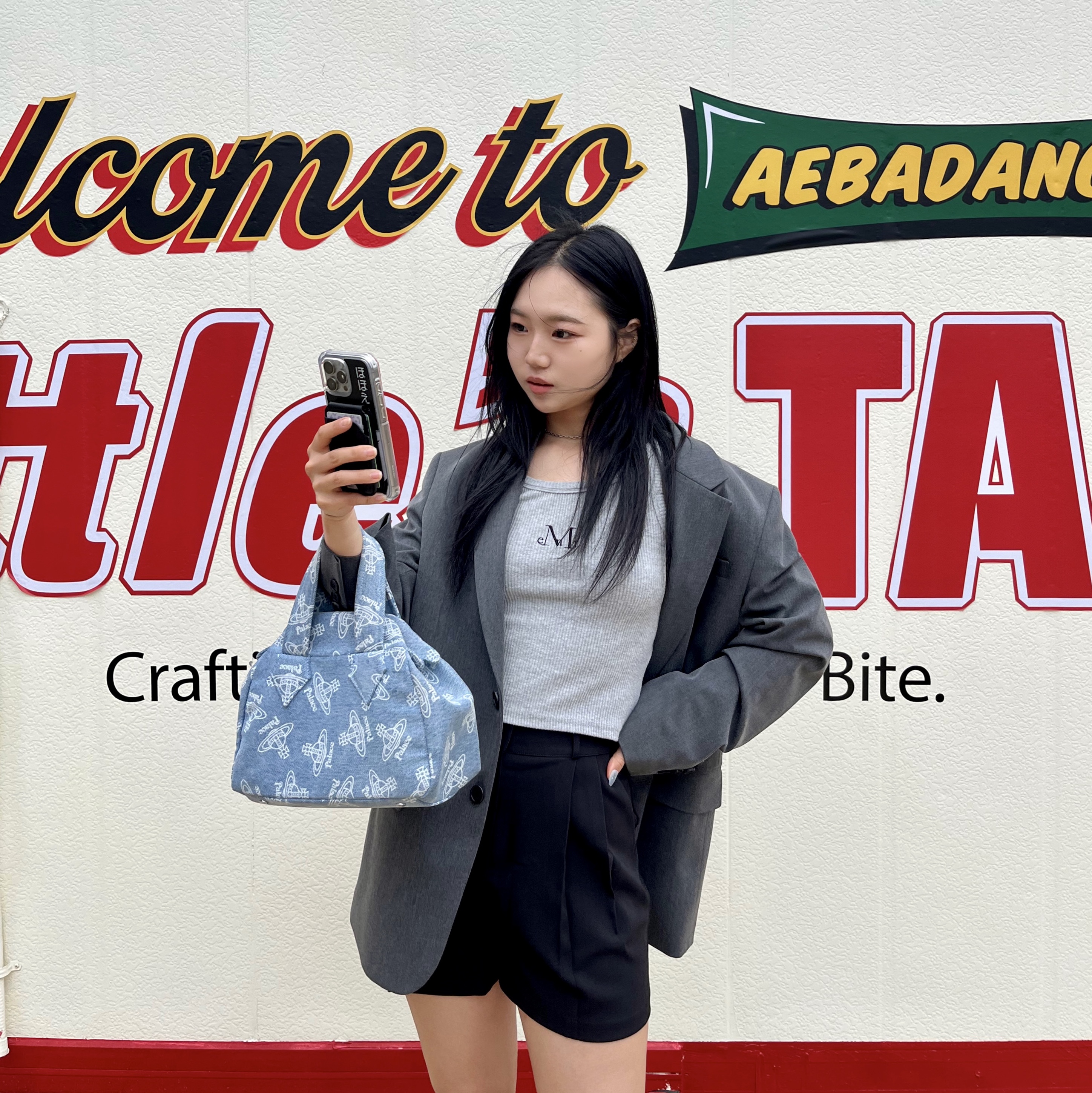 Jordan 1 x Travis Scott Retro Low OG SP Black Phantom, MUCENT Back Detail Signature Sleeveless Gray 착용 스타일 - 4