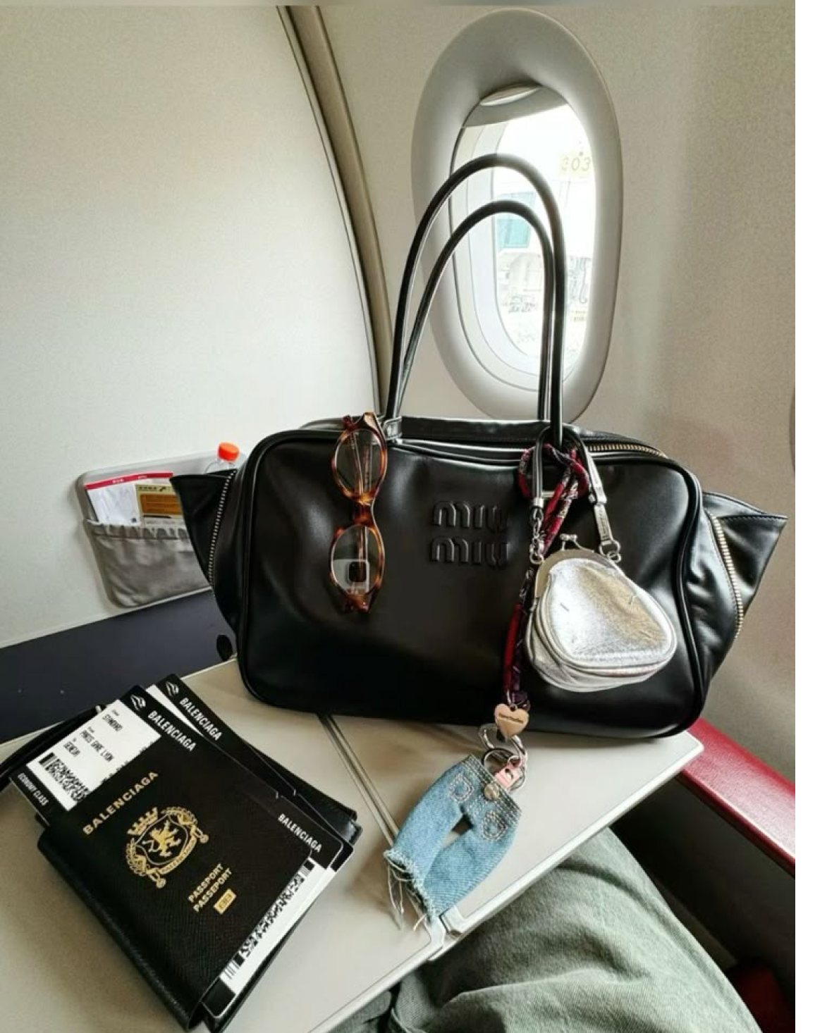 Chanel Zipped Coin Purse Patent Calfskin Resin & Gold White, Le Masque Mono Western Slim Keyring Card Wallet Black 착용 스타일 - 4