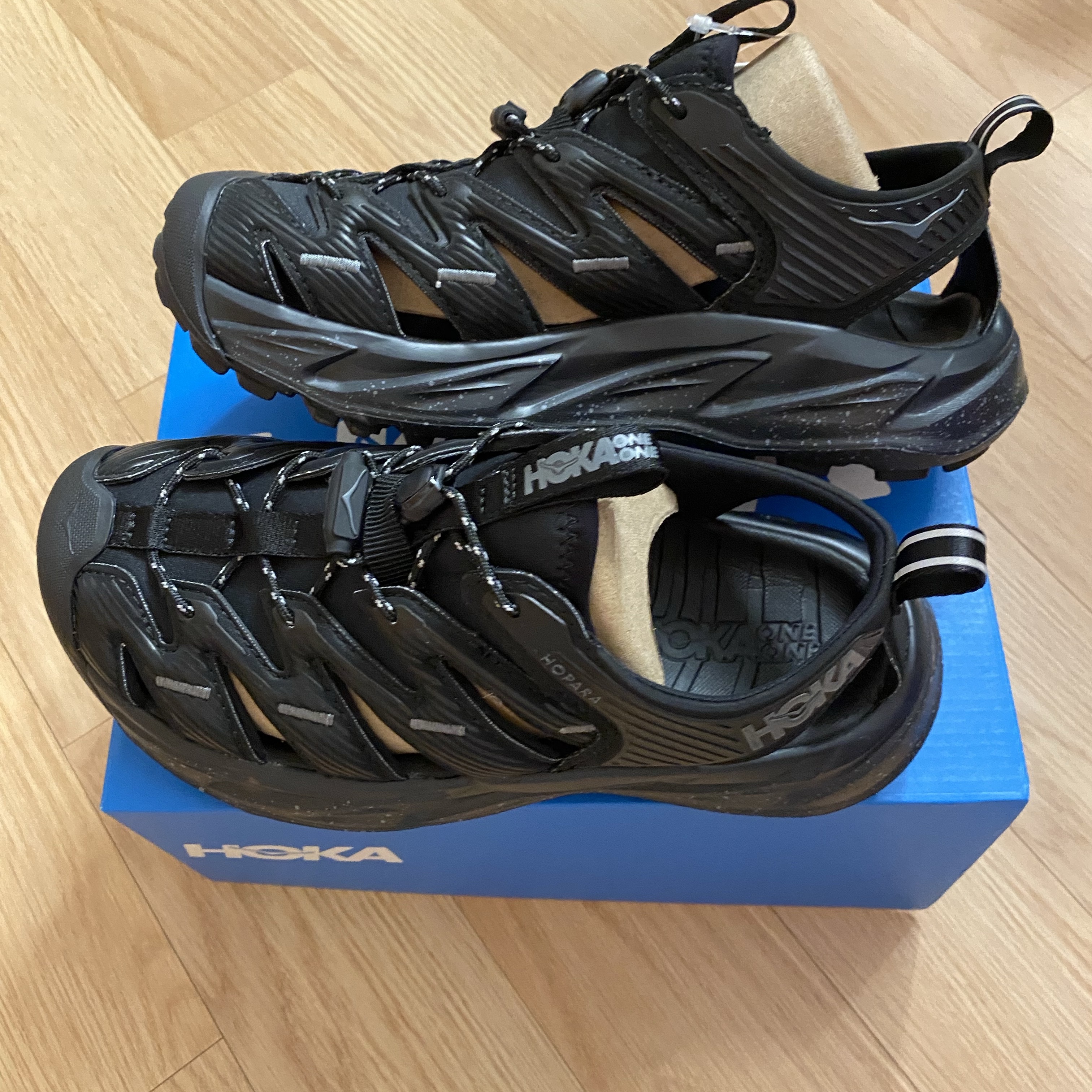 Hoka Hopara Black Castle Rock 착용 스타일