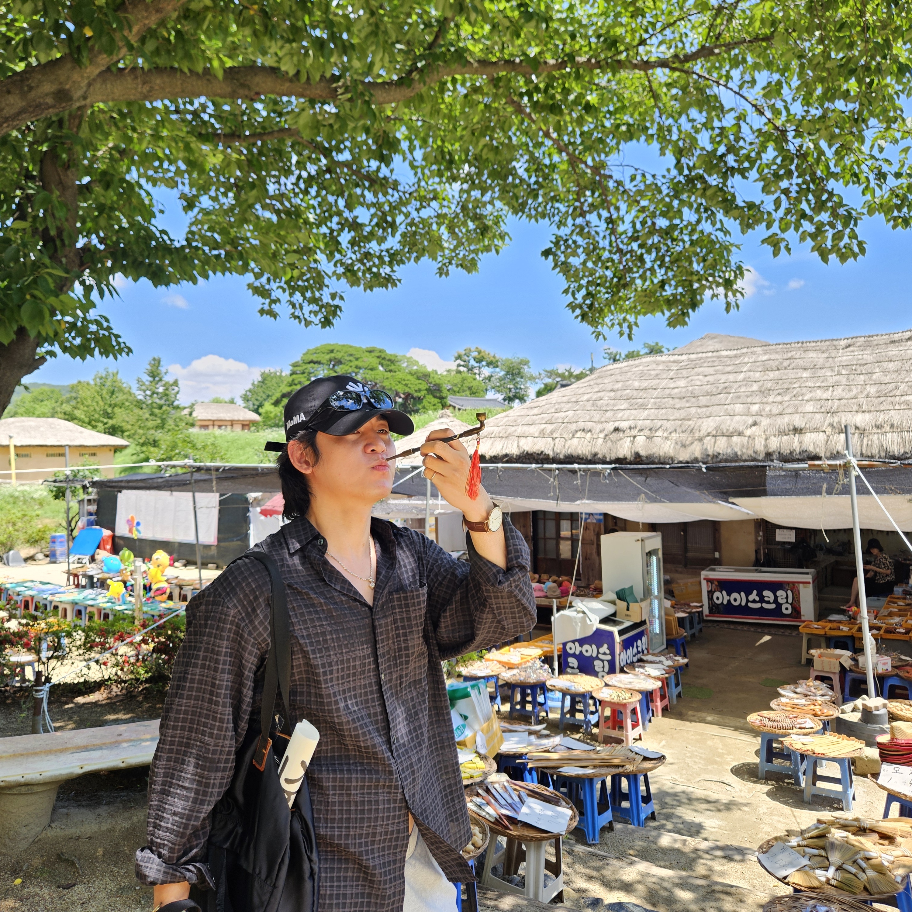 New Era x MoMA New York Yankees Cap Black, Ray-Ban DADDY-O II Polished Black Frame Green Classic G-15 Lenses 착용 스타일 - 2