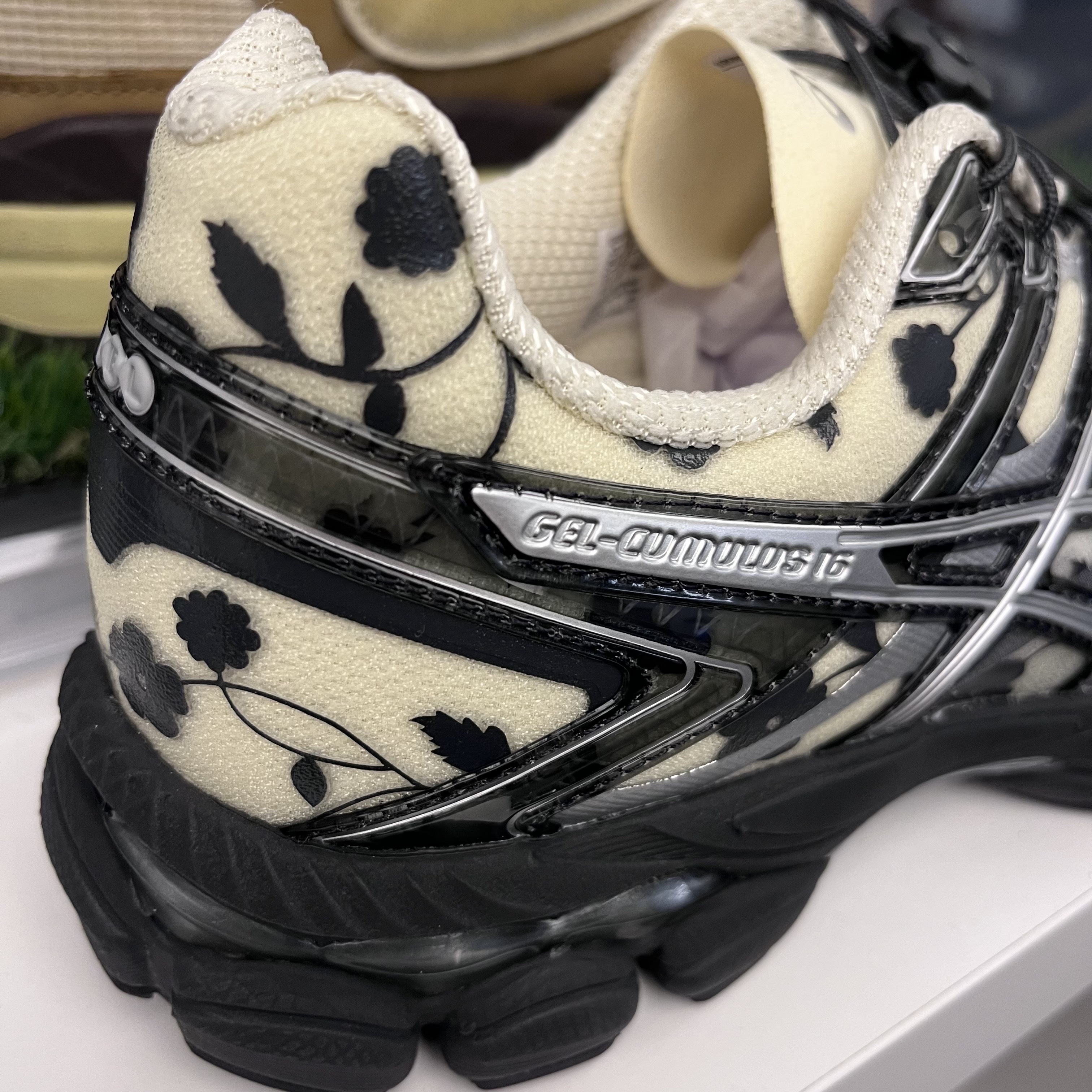 Asics x Cecilie Bahnsen Gel-Cumulus 16 Black Yellow 착용 스타일 - 2