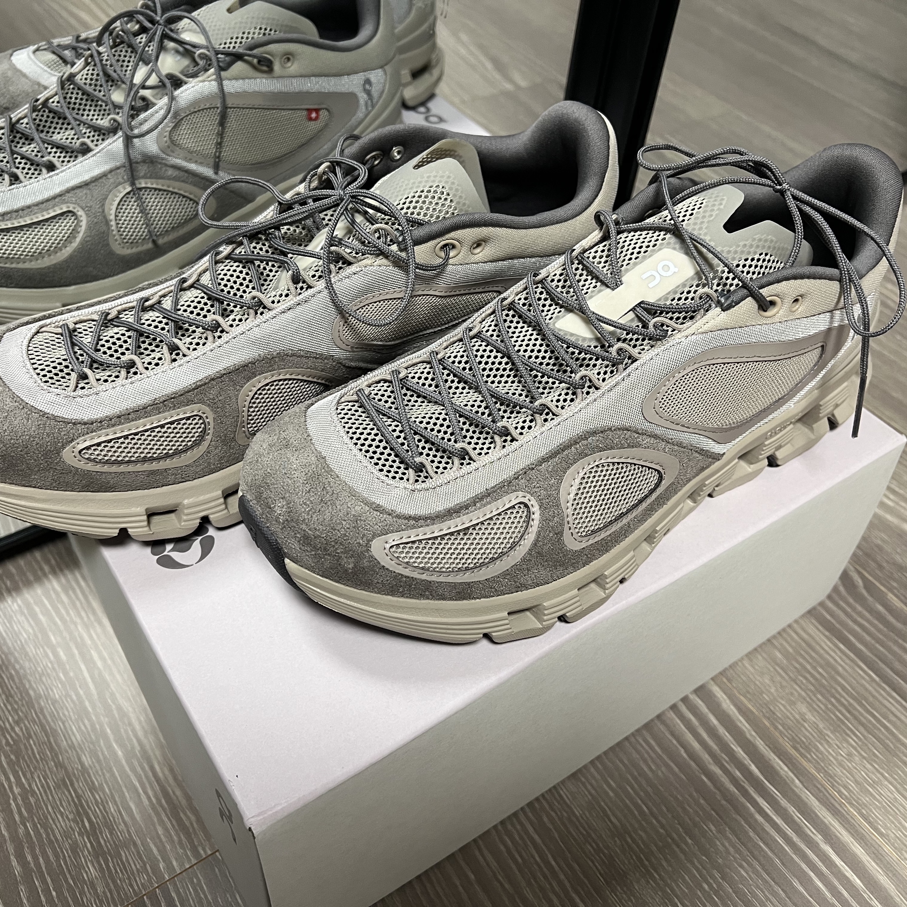 (W) On Running x FKA Twigs Cloud X 4 Desert 착용 스타일