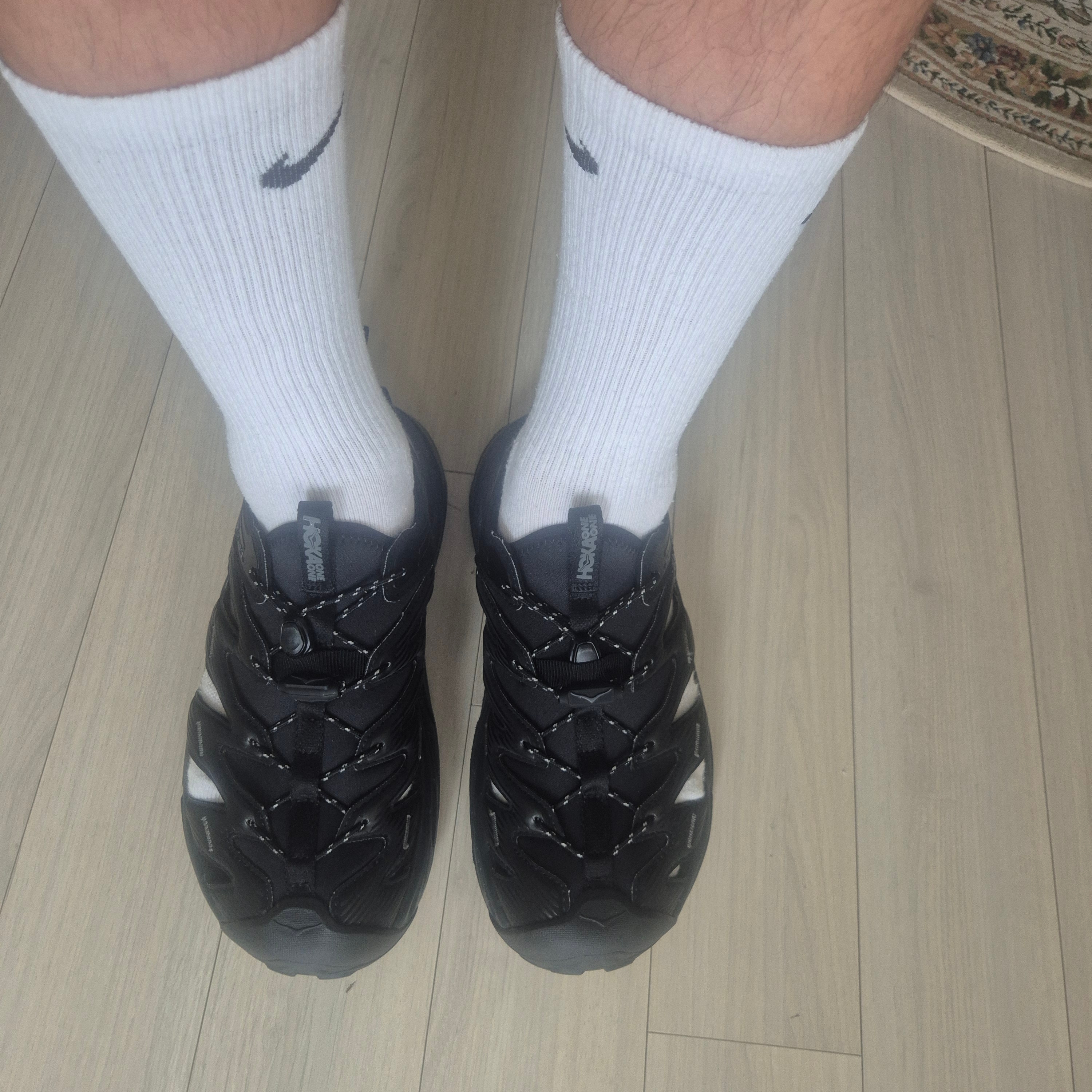 Hoka Hopara Black Castle Rock 착용 스타일
