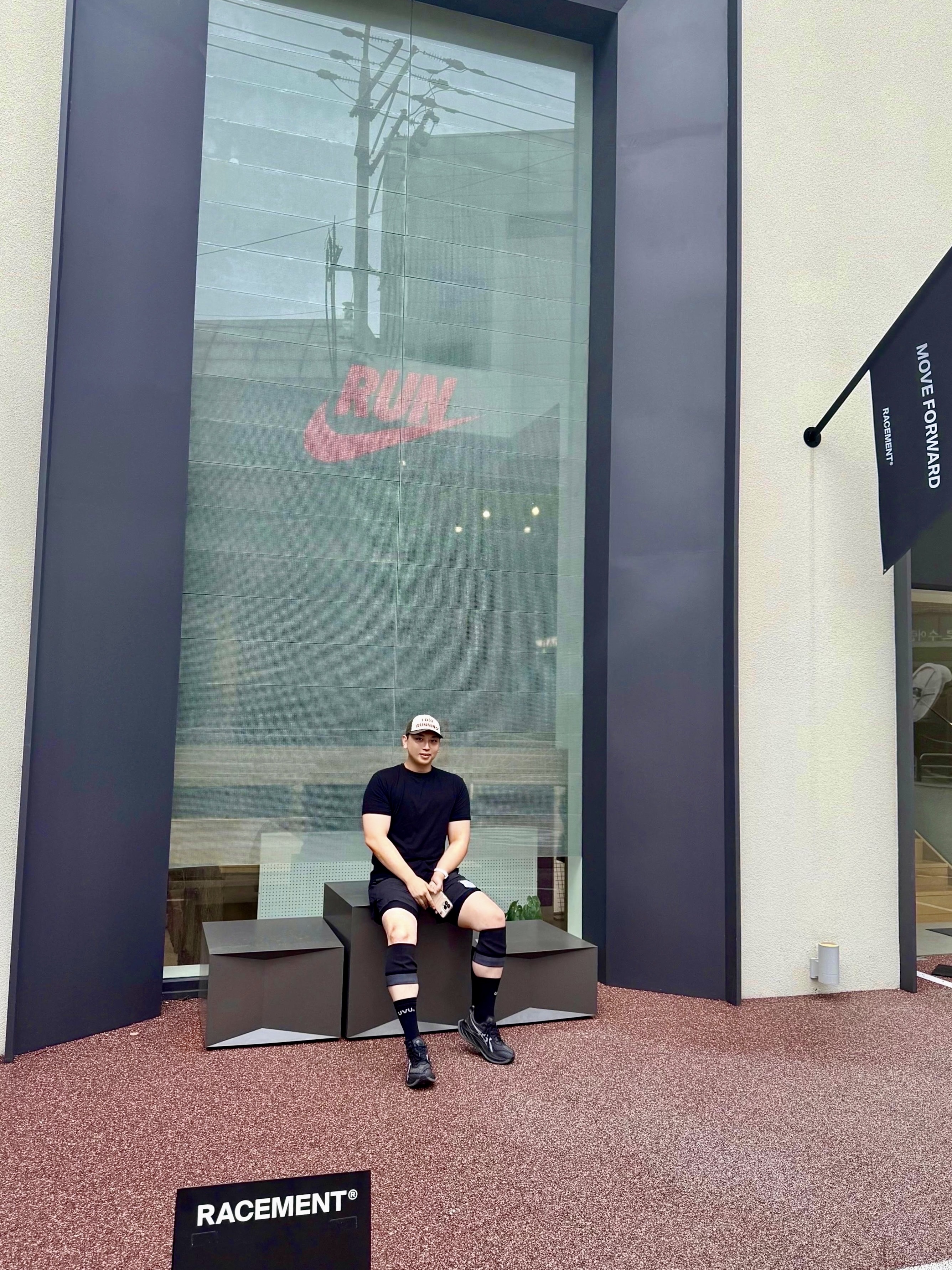Alex Zono I Dig Running Trucker Hat OG Brown, CEP Mid Surpport Knee Sleeve Black 착용 스타일