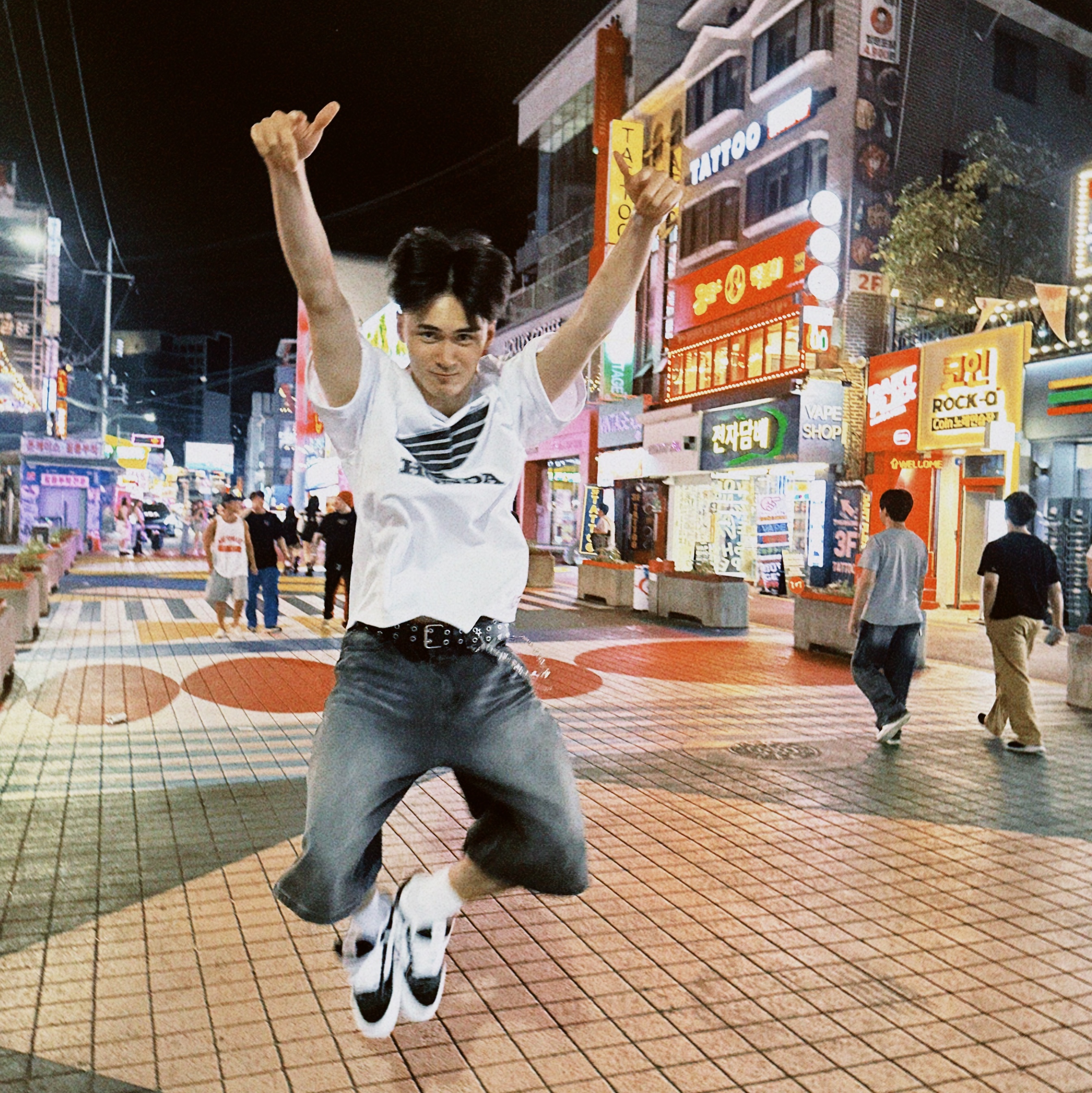 Honda Wing Logo Carpenter Bermuda Pants Charcoal, Honda Original Wing Logo Mesh T-Shirt White 착용 스타일 - 1