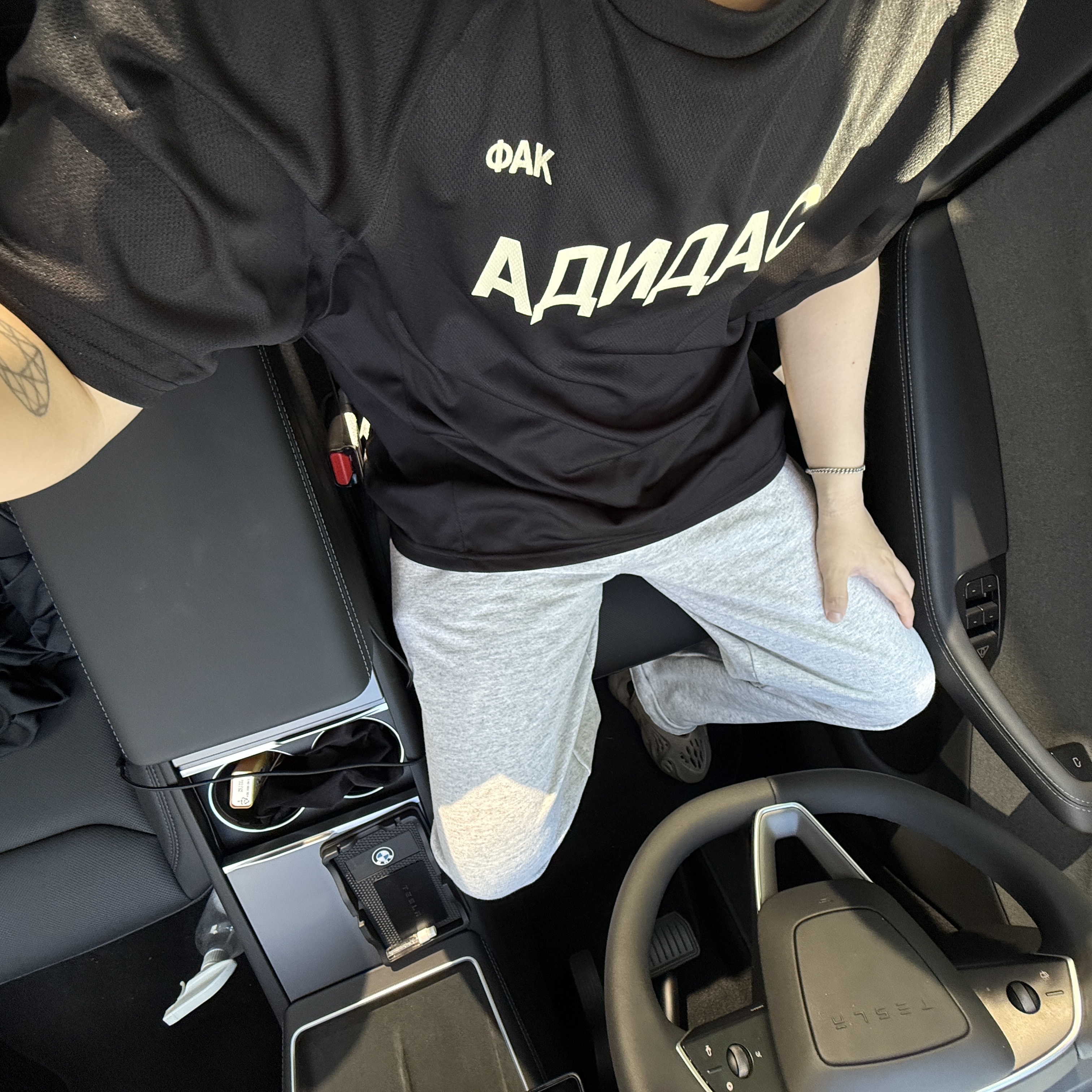 Yeezy x Gosha Rubchinskiy YZY Jersey Black, Yeezy x Gosha Rubchinskiy YZY Black Dogs Jogger Heather Grey 착용 스타일