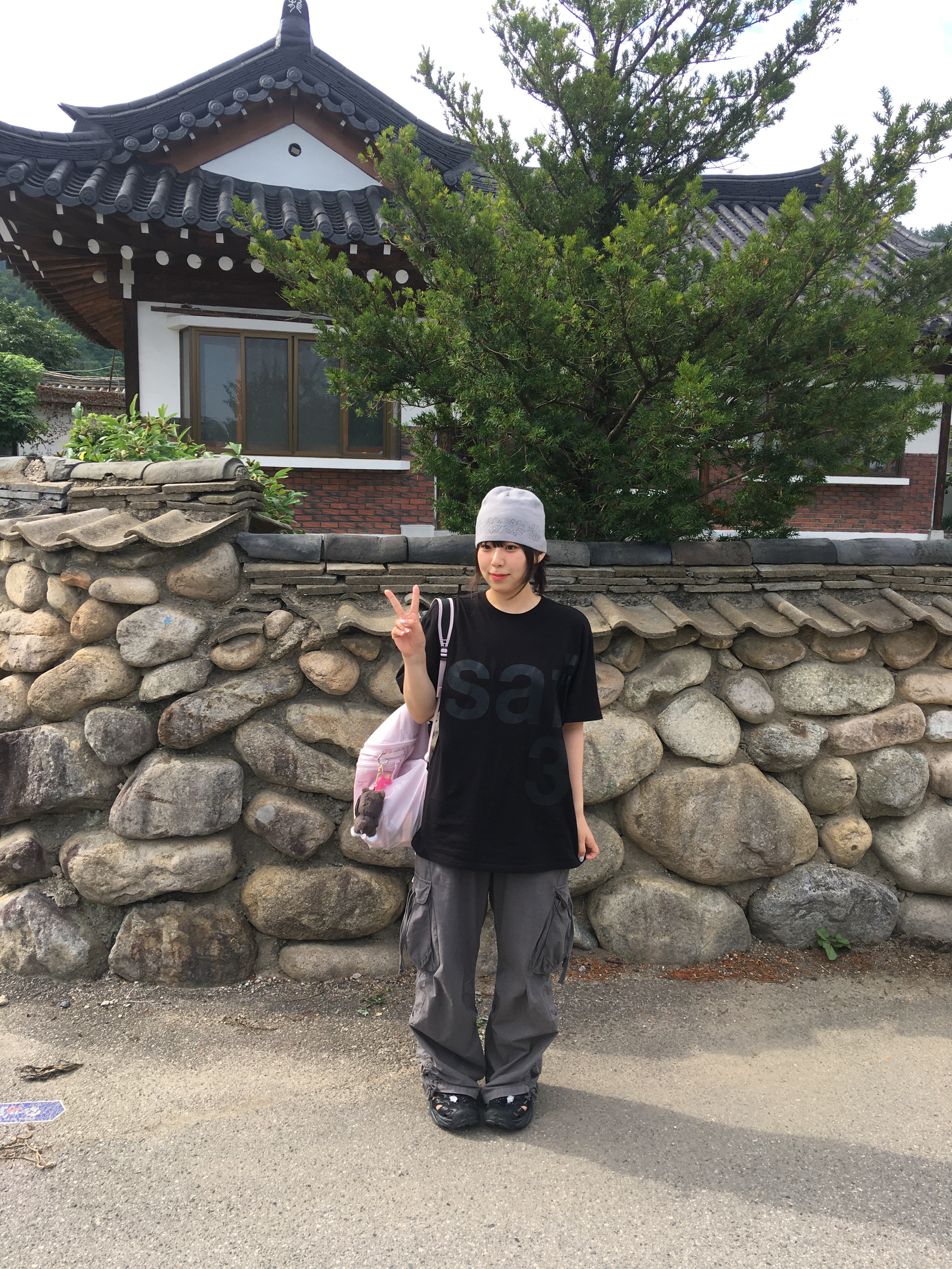 [예약 배송][KREAM 단독] Safarispot Basic Safari T-Shirt Black, Coyseio Raw Edge Pocket Pants Charcoal 착용 스타일 - 1