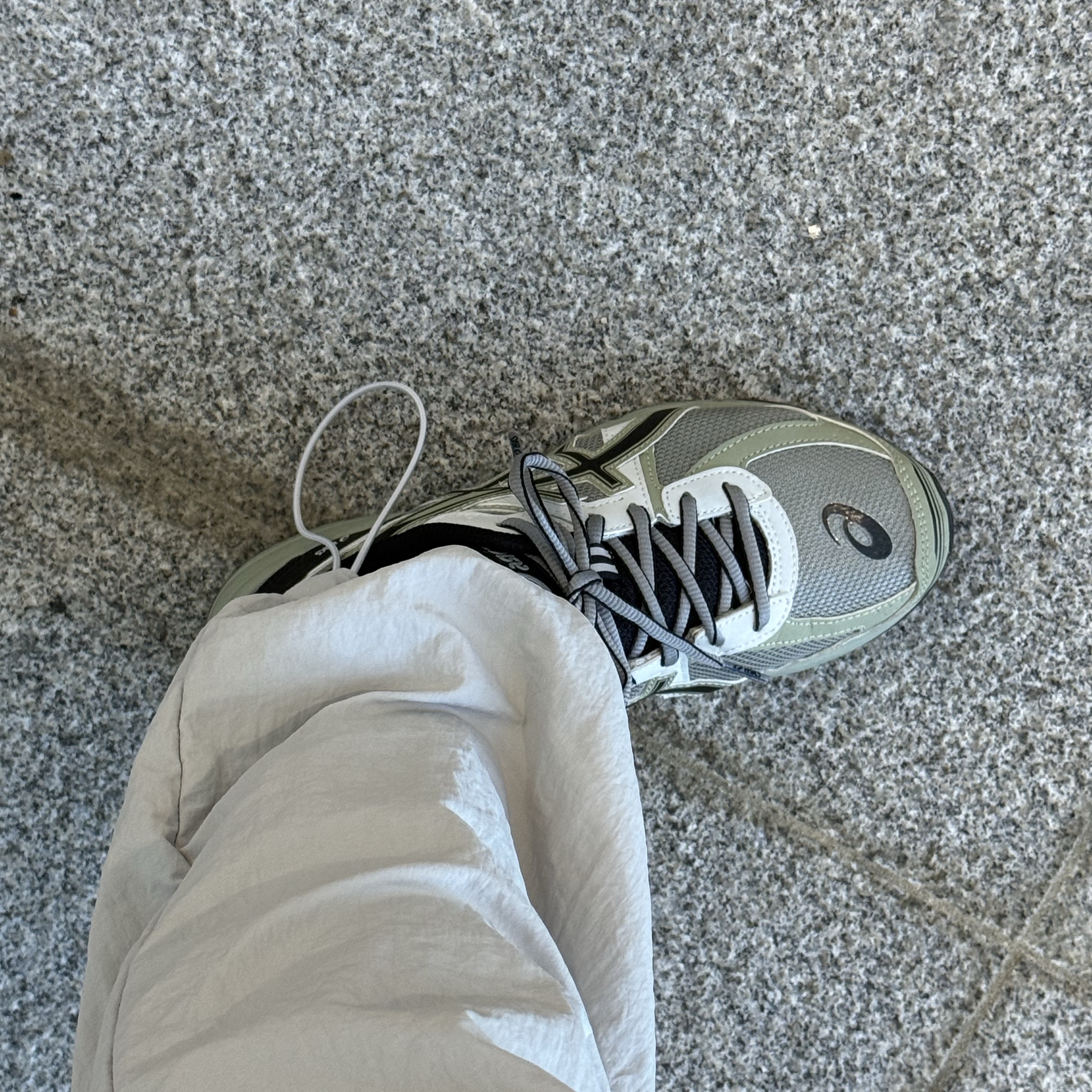 Asics Jog 100 S Sheet Rock - 2E Wide 착용 스타일 - 1