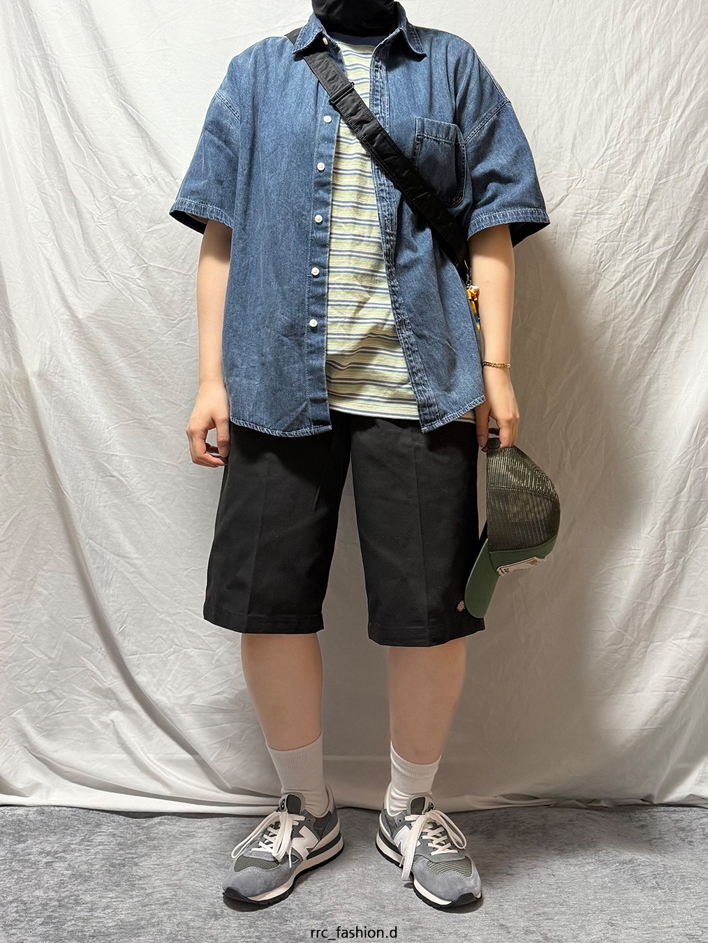 New Balance 990v1 Made in USA Grey White, Dickies Loose Fit 13 Inch Flat Front Work Shorts Black 착용 스타일 - 1