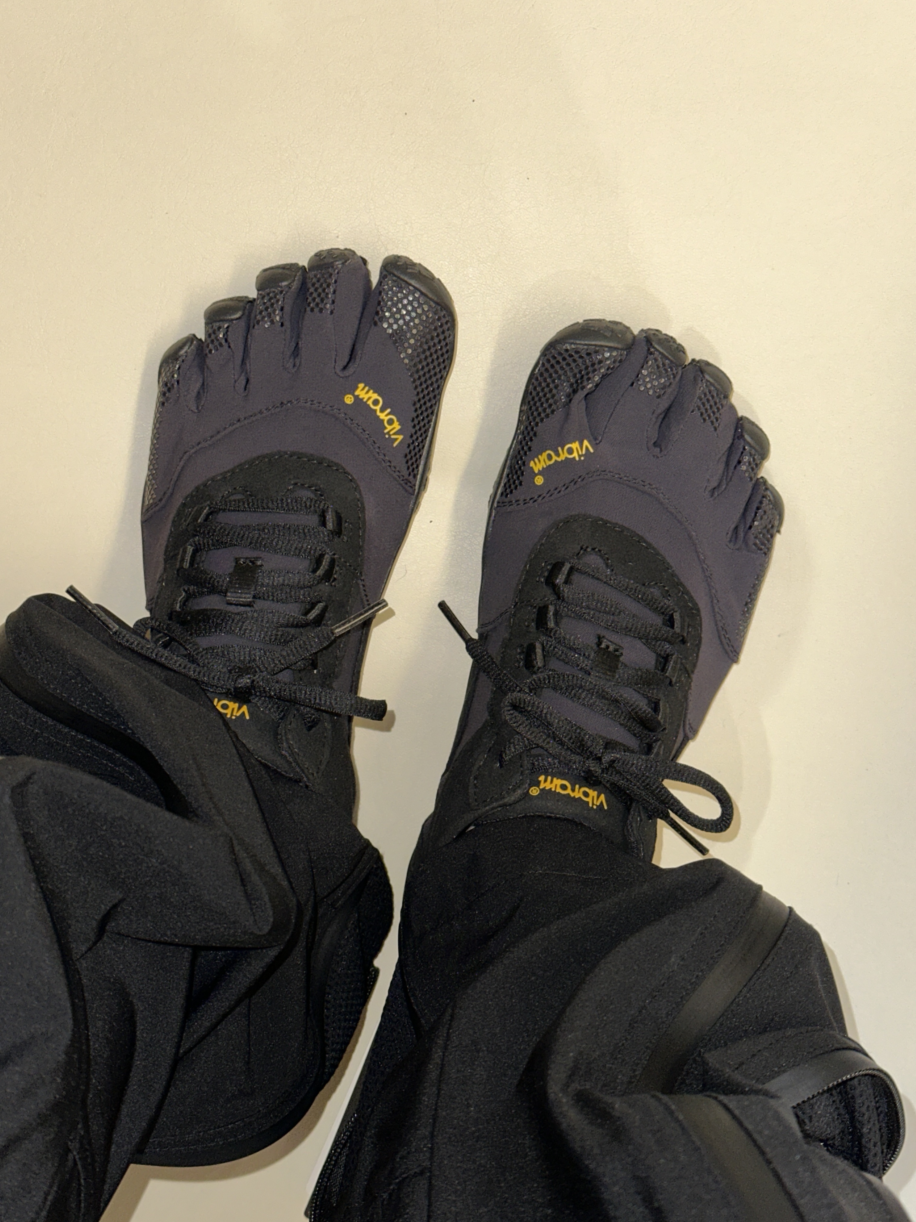 Vibram Fivefingers V-Trek Black 착용 스타일 - 2