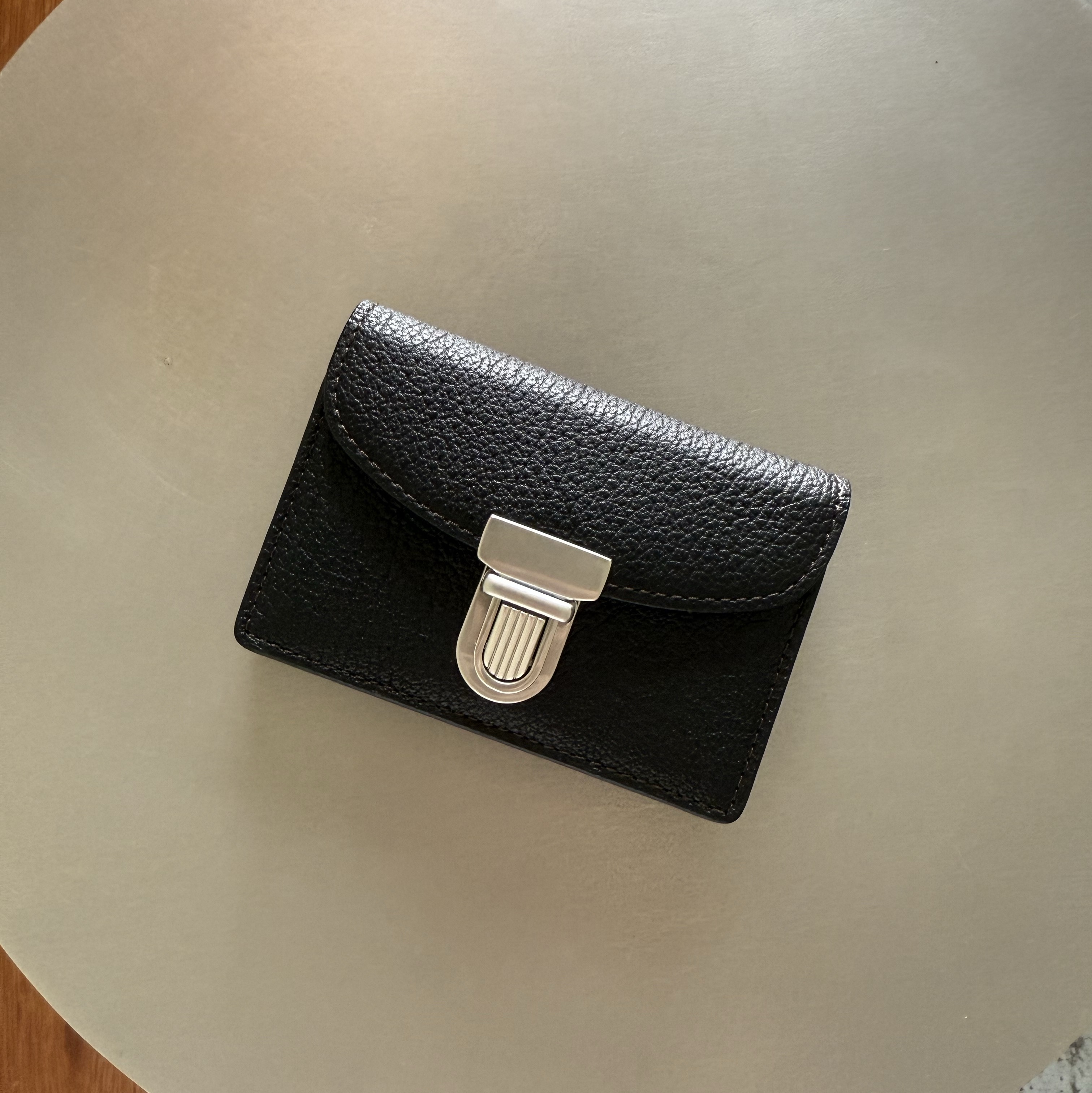 Athe garcon Accordion Wallet Black Noir 착용 스타일 - 1