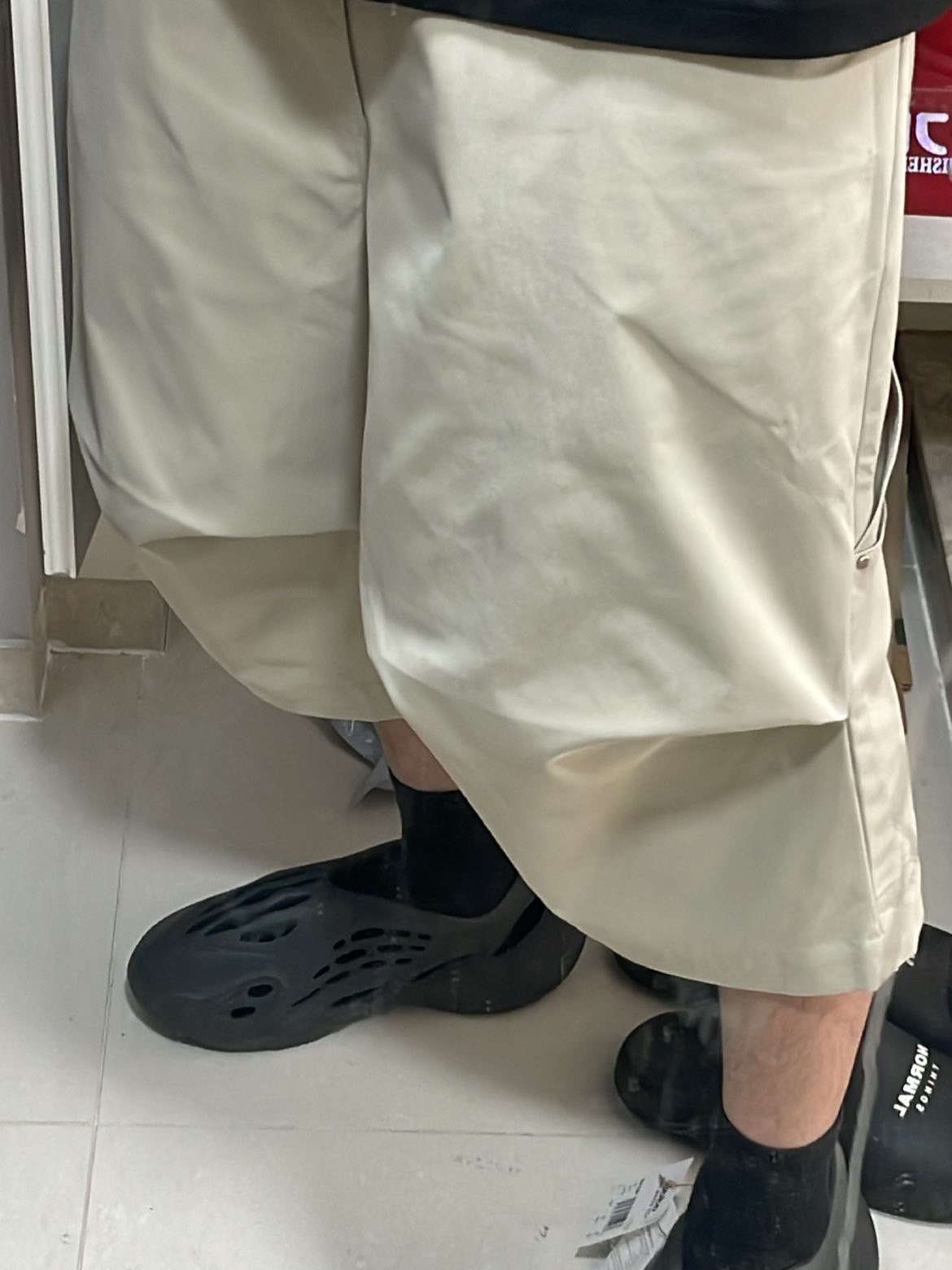Nonnod Alpine Carpenter Shorts Beige 착용 스타일 - 4