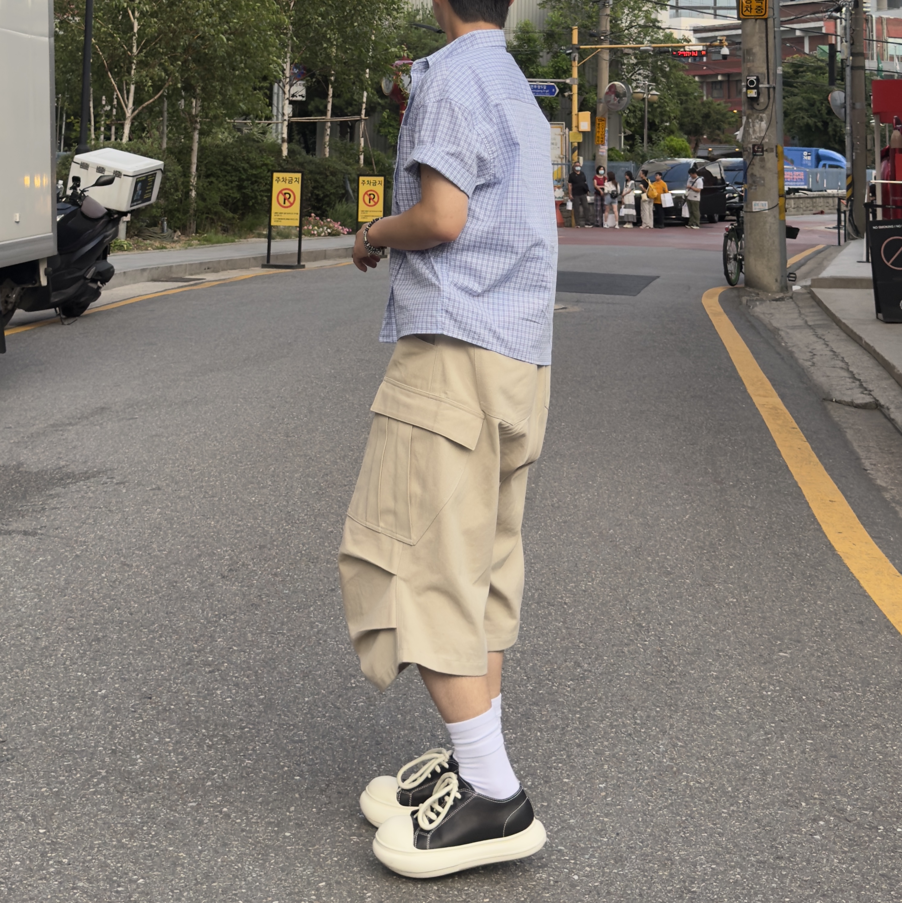 Nonnod Side cargo shorts Beige 착용 스타일 - 2