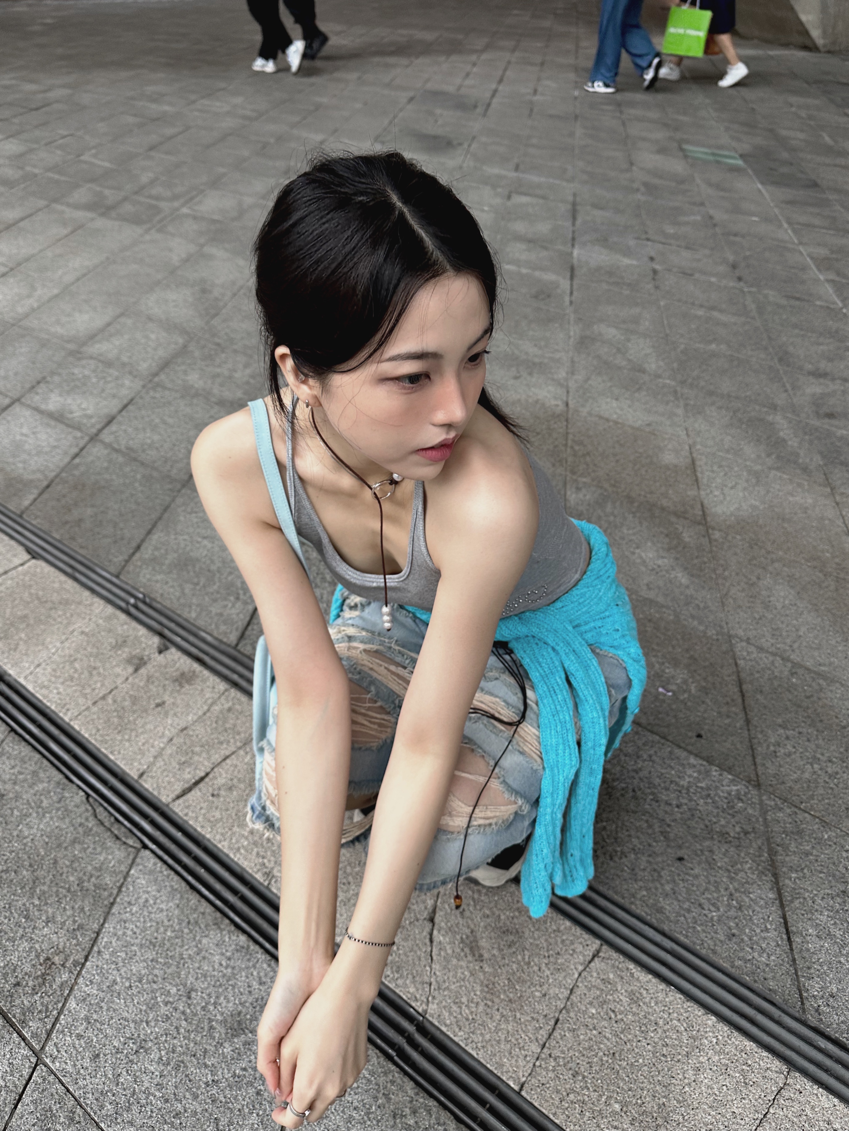 Salomon RX Slide 3.0 Black Plum Kitten, Jacquemus Le Chiquito Mini Handbag Light Blue 착용 스타일 - 2