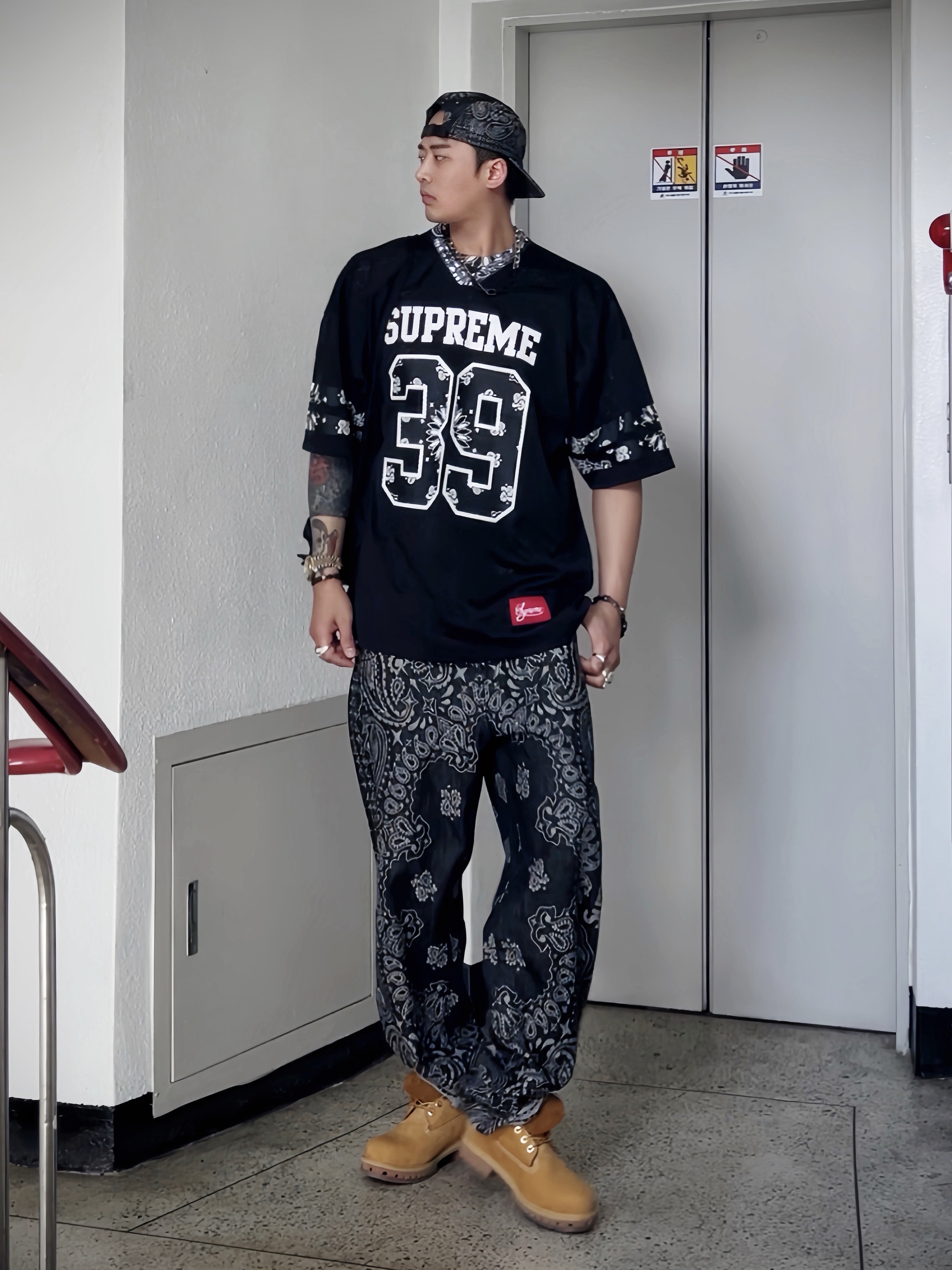 Supreme Bandana Jacquard Denim Camp Cap Black - 25SS, Supreme Hanes Bandana Tagless T-Shirt Black (2 Pack) 착용 스타일