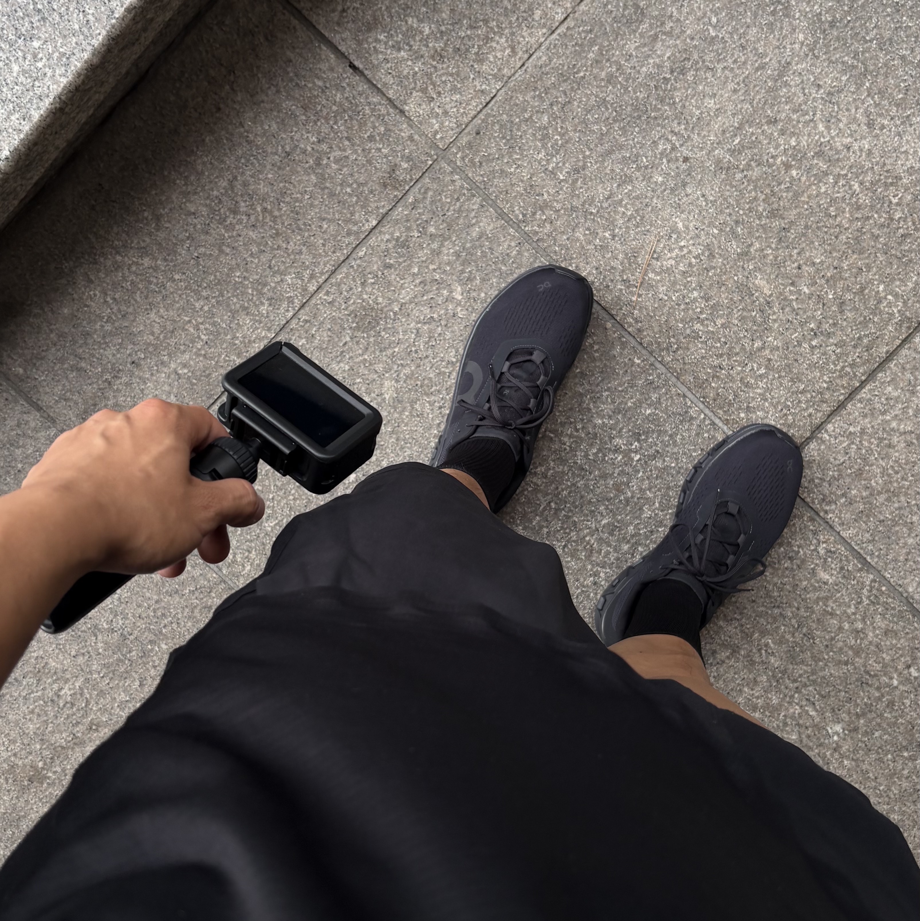 On Running Cloudmonster All Black 착용 스타일
