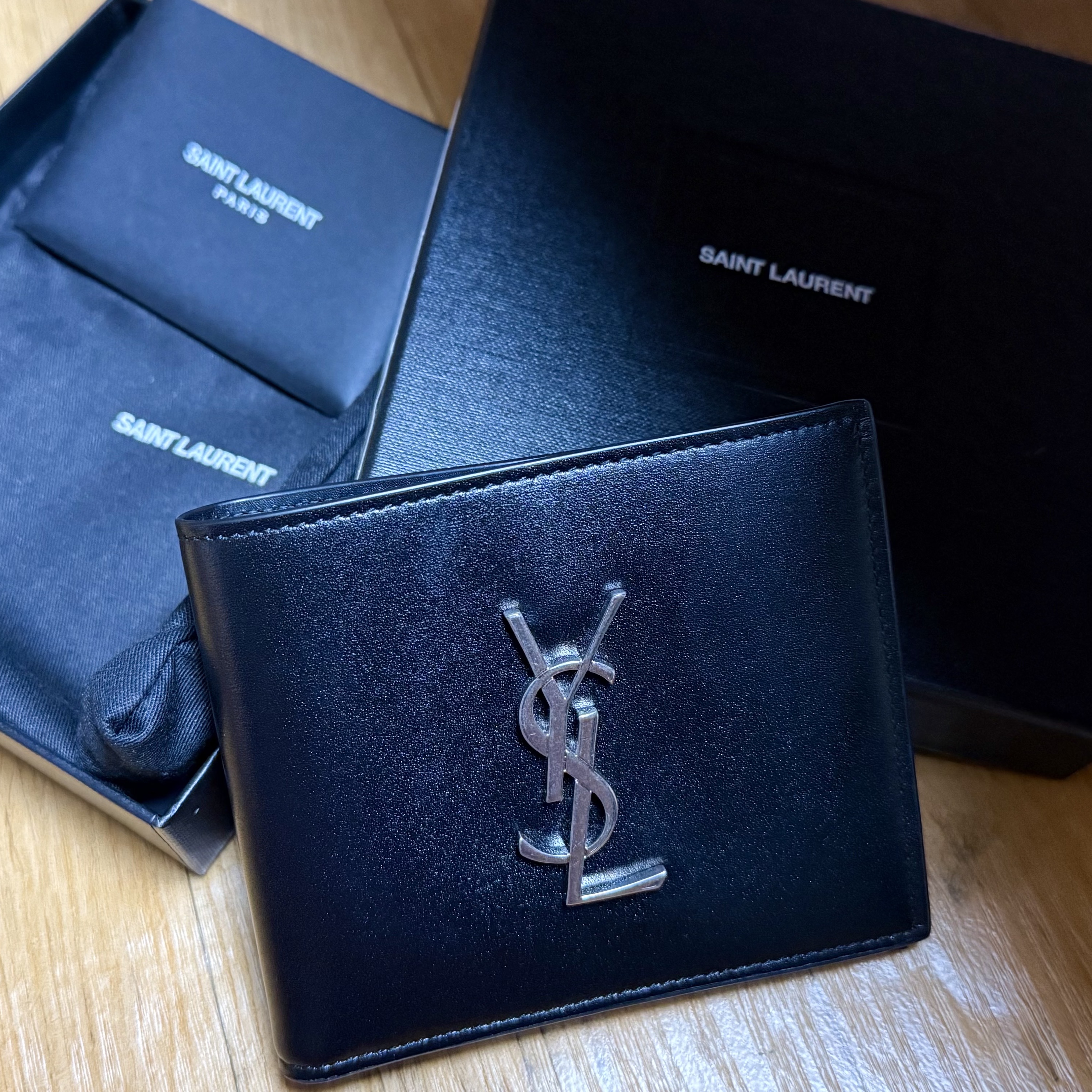 Saint Laurent East/West Wallet in Smooth Leather Black 착용 스타일