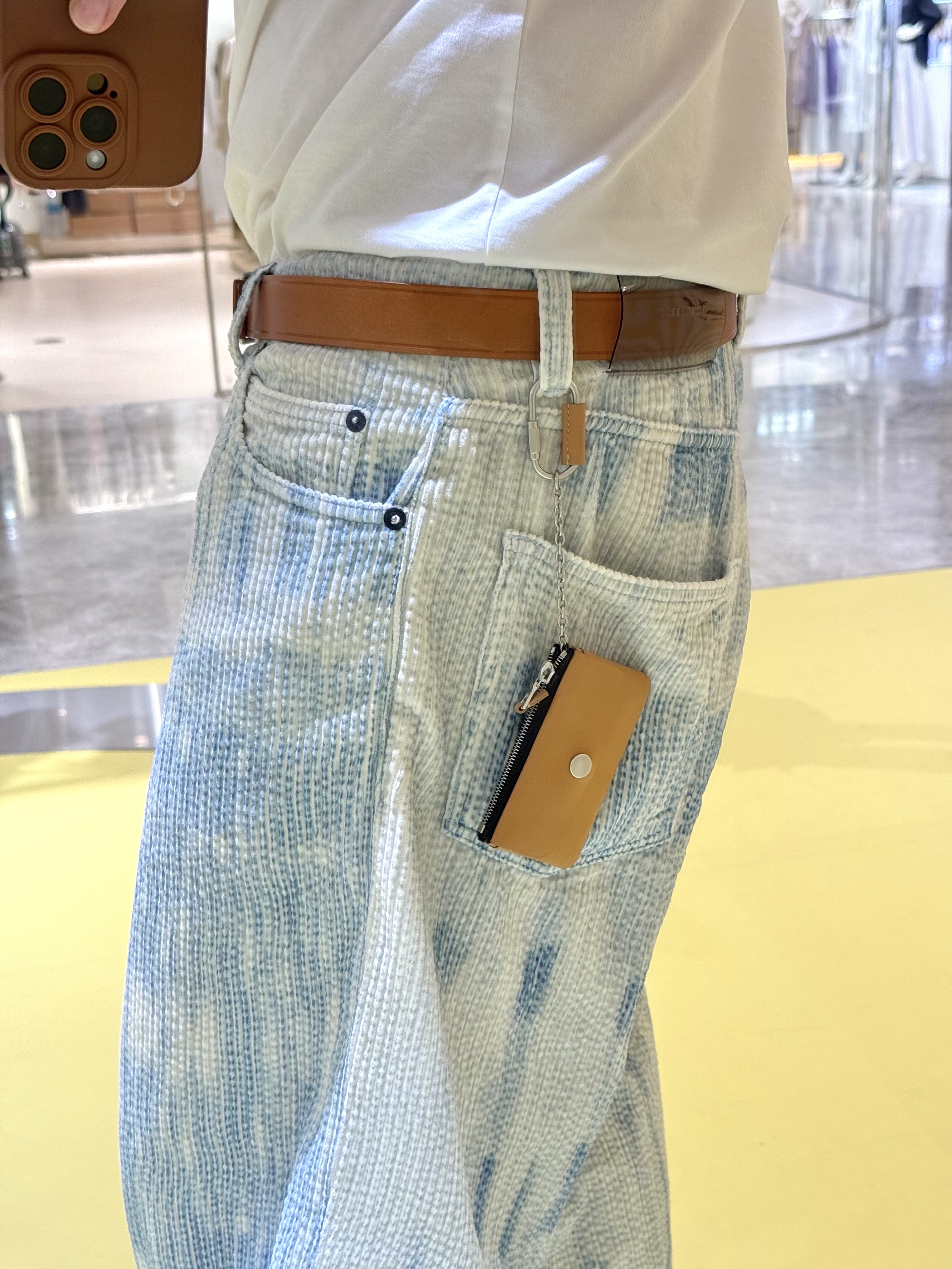 Athe garcon Leather Belt Dark Beige Buttero, Human Made Duck PVC Key Chain Blue 착용 스타일 - 3