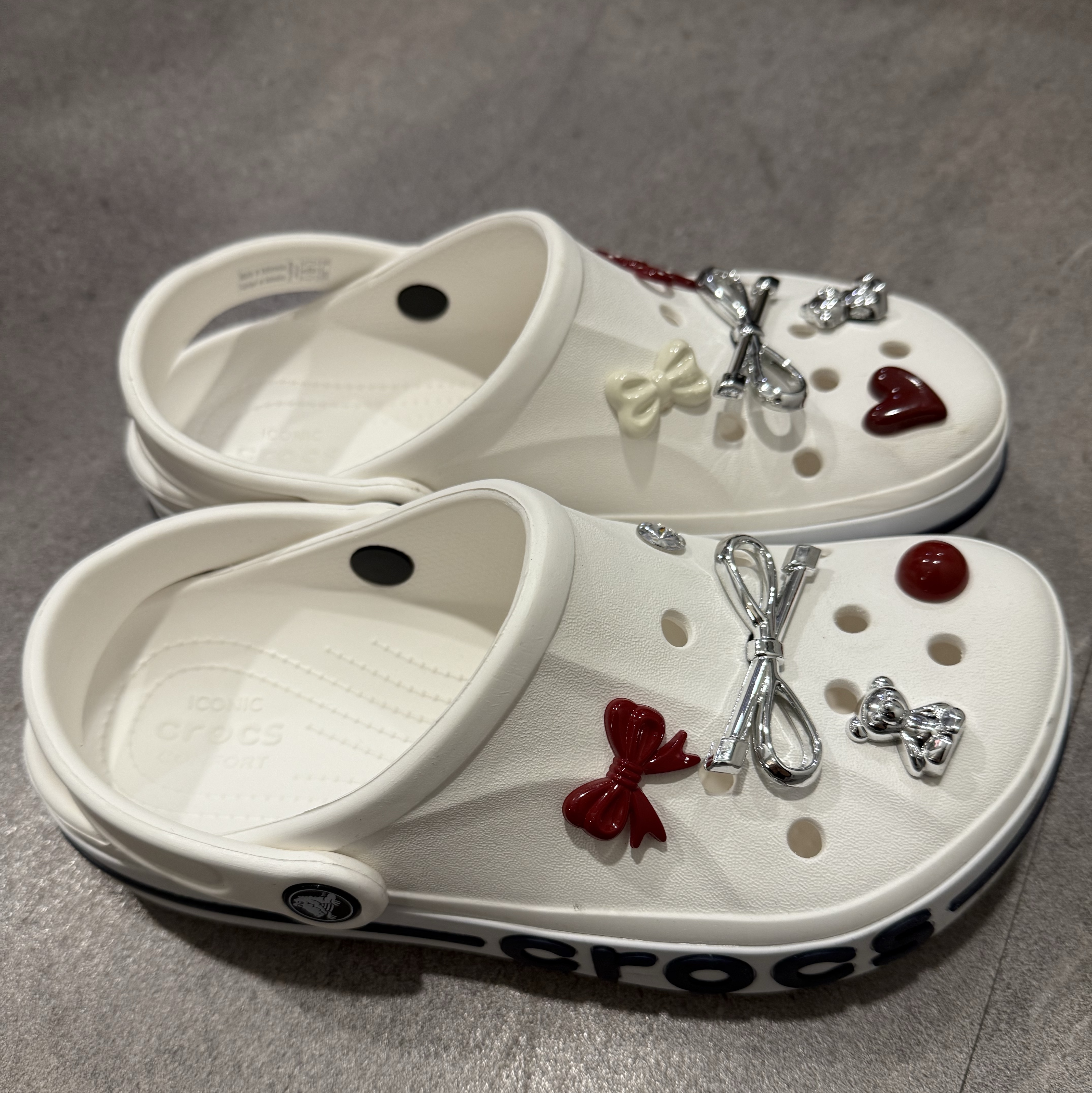 Crocs Bayaband Clog White Navy 착용 스타일 - 2