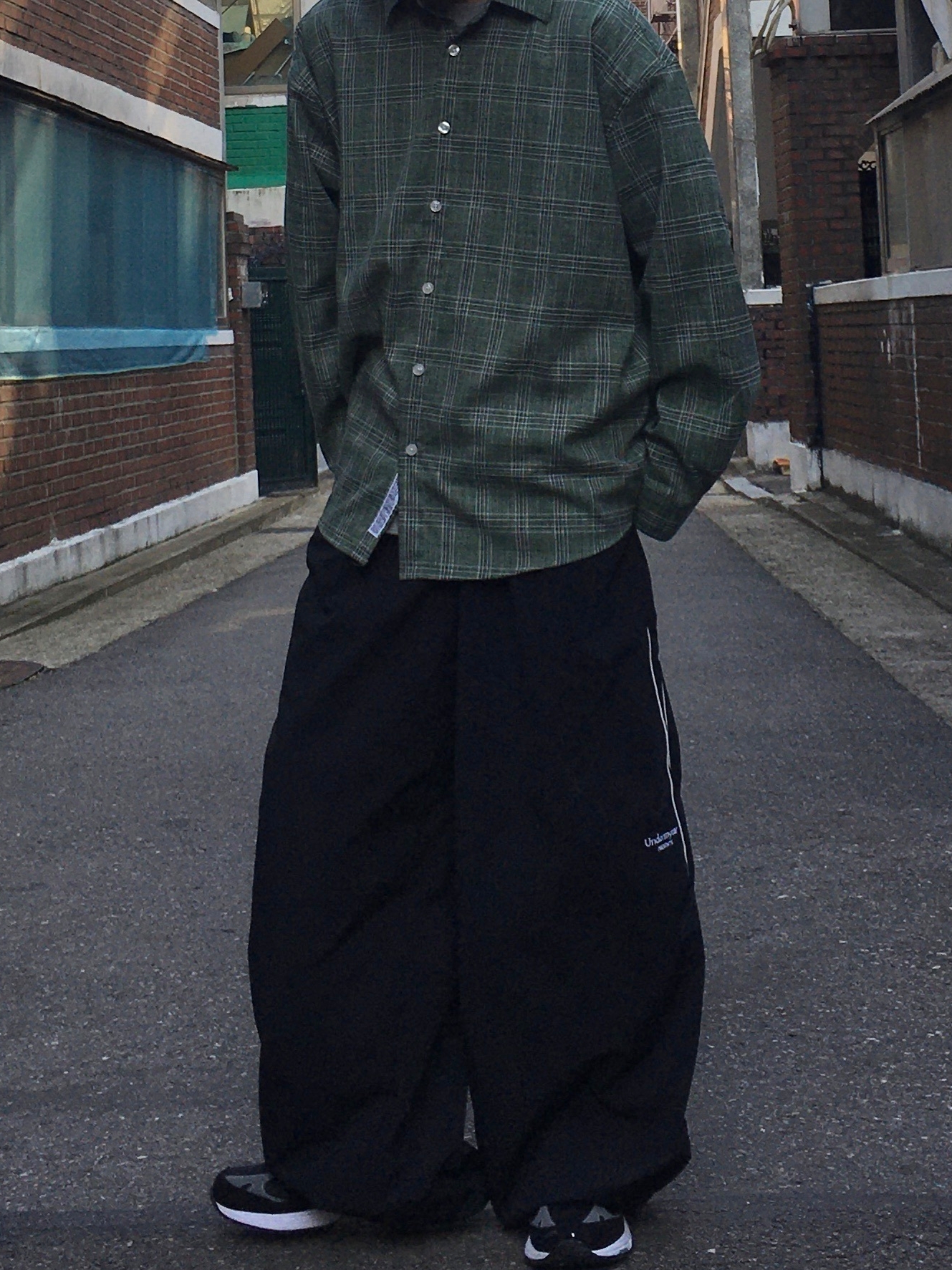 Undermycar Mu.126 Original Logo Piping Line Nylon Pants Black 착용 스타일 - 1