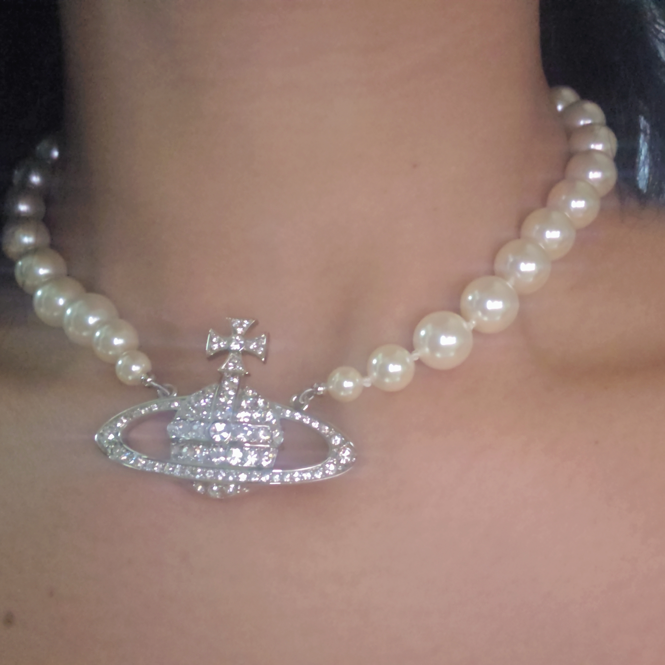 Vivienne Westwood One Row Pearl Bas Relief Choker Silver 착용 스타일 - 2