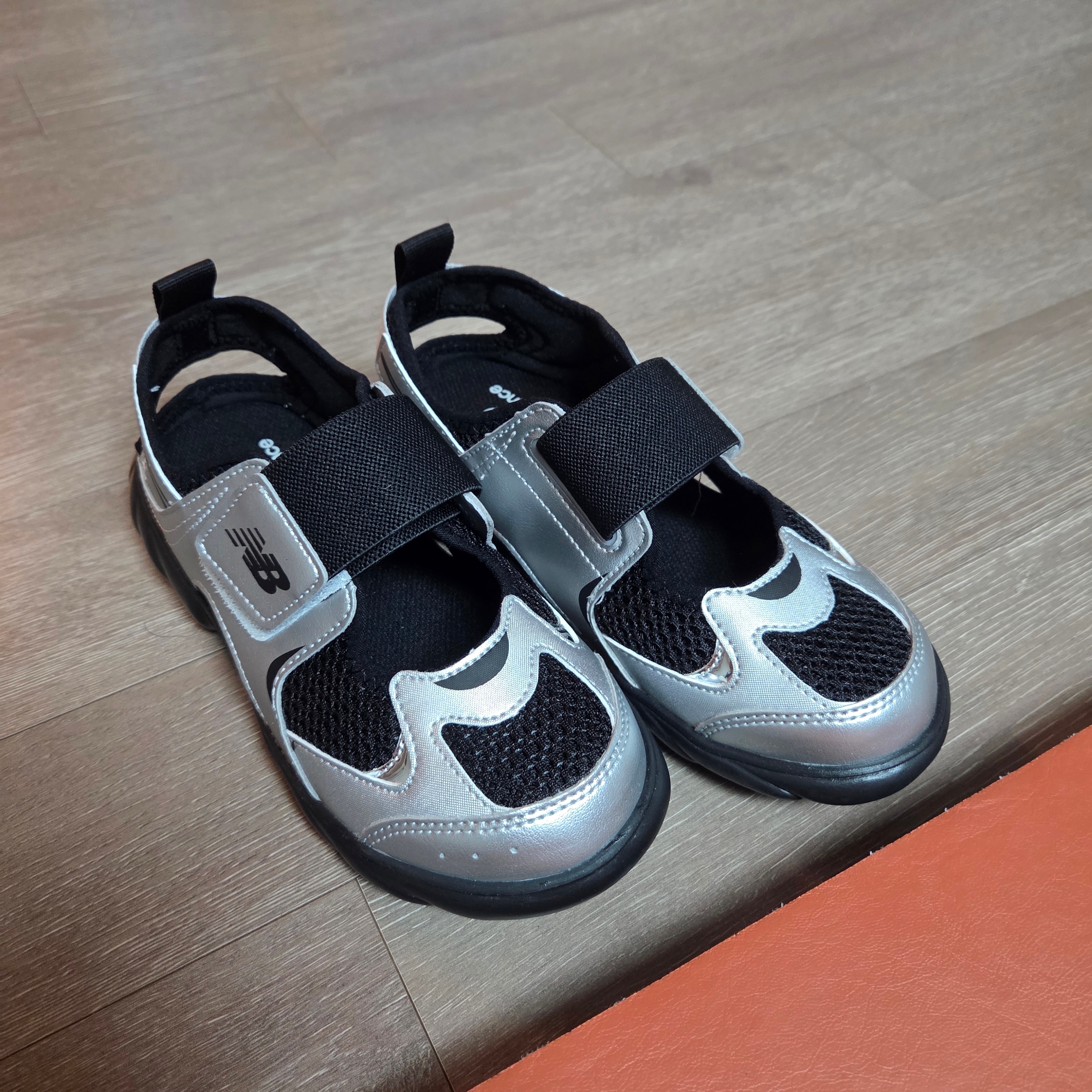 (Kids) New Balance Freedle 920 Sandal Gray 착용 스타일 - 2