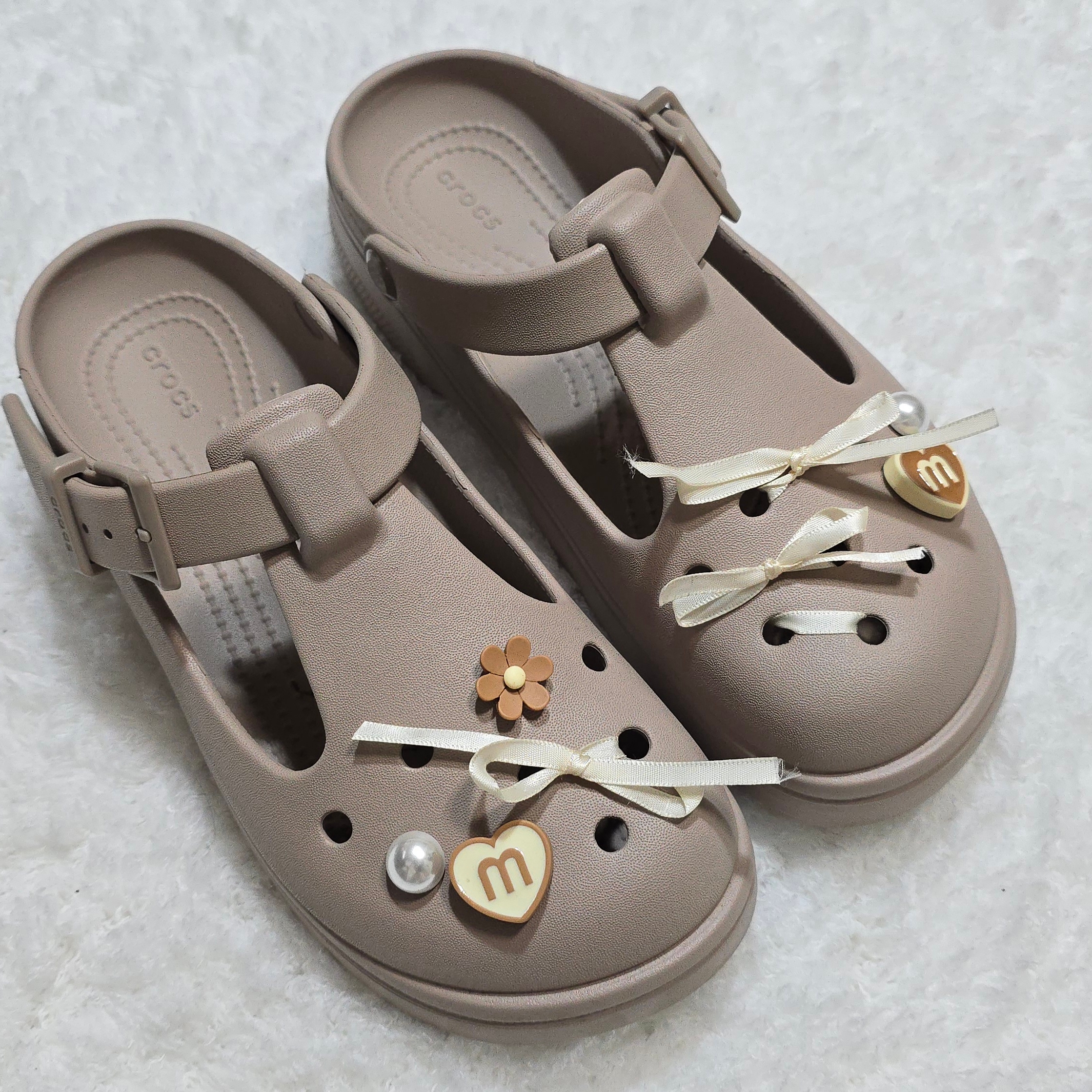 Crocs Classic Mary Jane Clog Taupe 착용 스타일 - 2