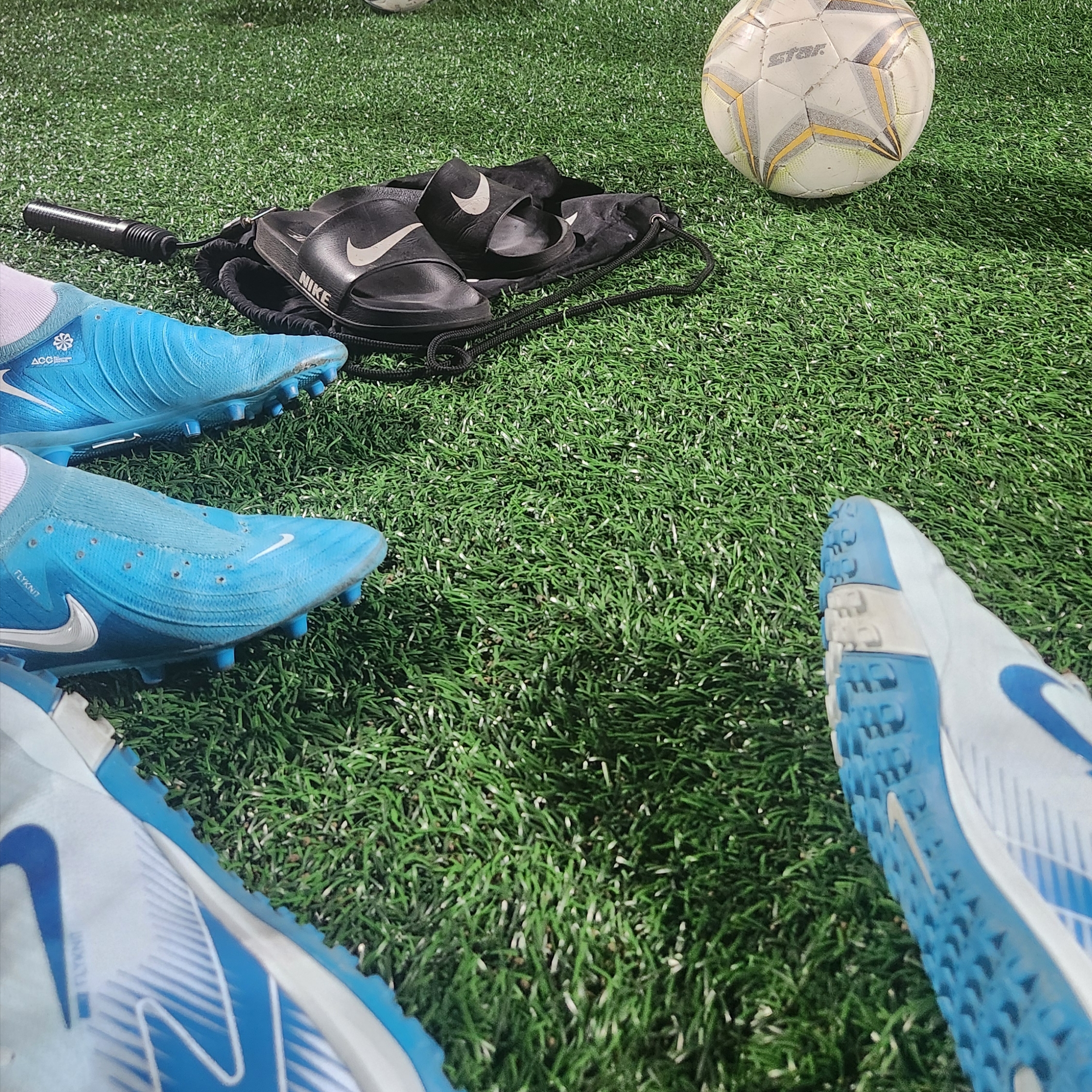 Nike Mercurial Vapor 16 Pro TF Glacier Blue Blue Orbit, Nike Phantom GX 2 Elite AG Blue Fury White 착용 스타일