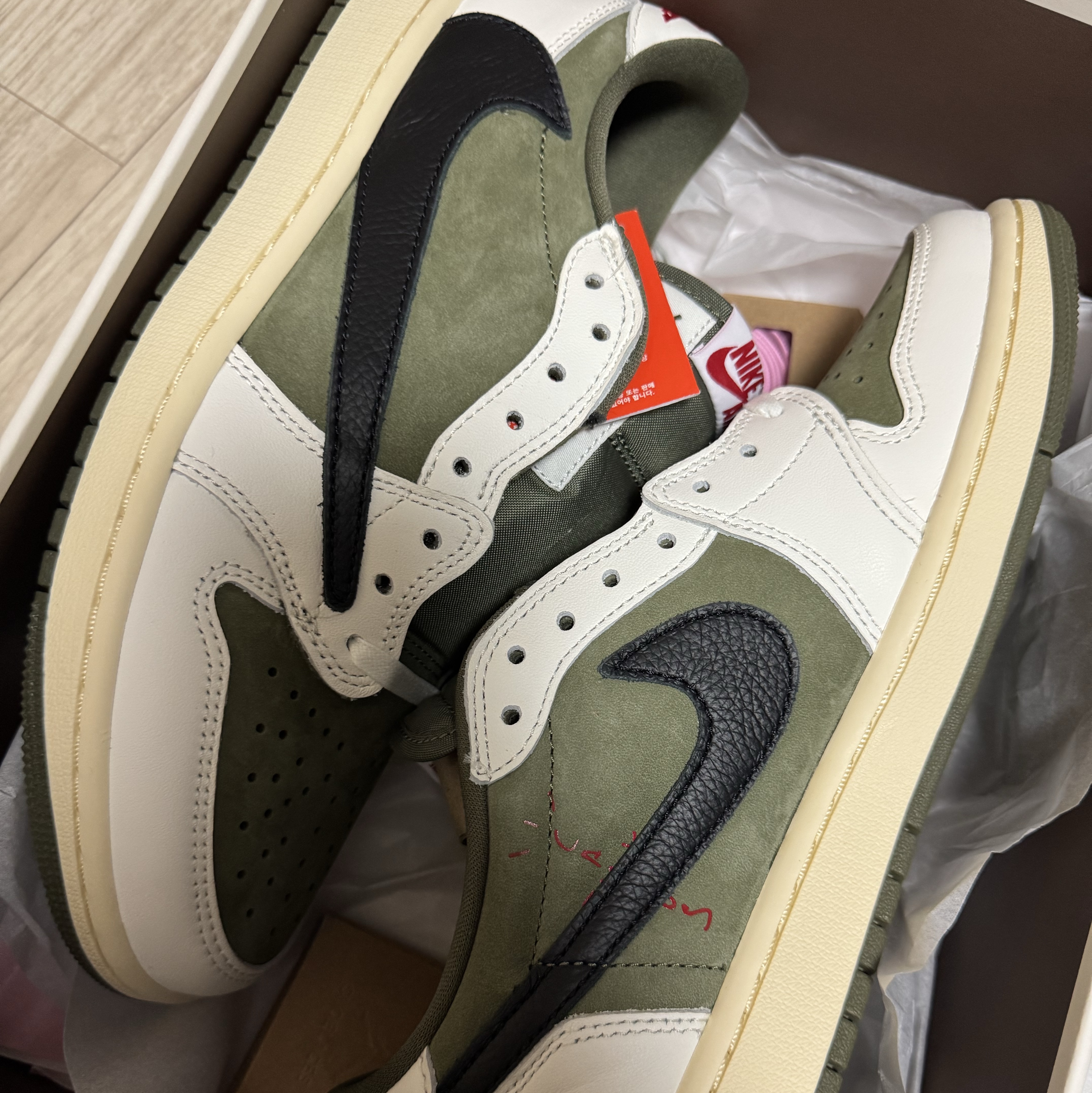 Jordan 1 x Travis Scott Retro Low OG SP Reverse Olive 착용 스타일