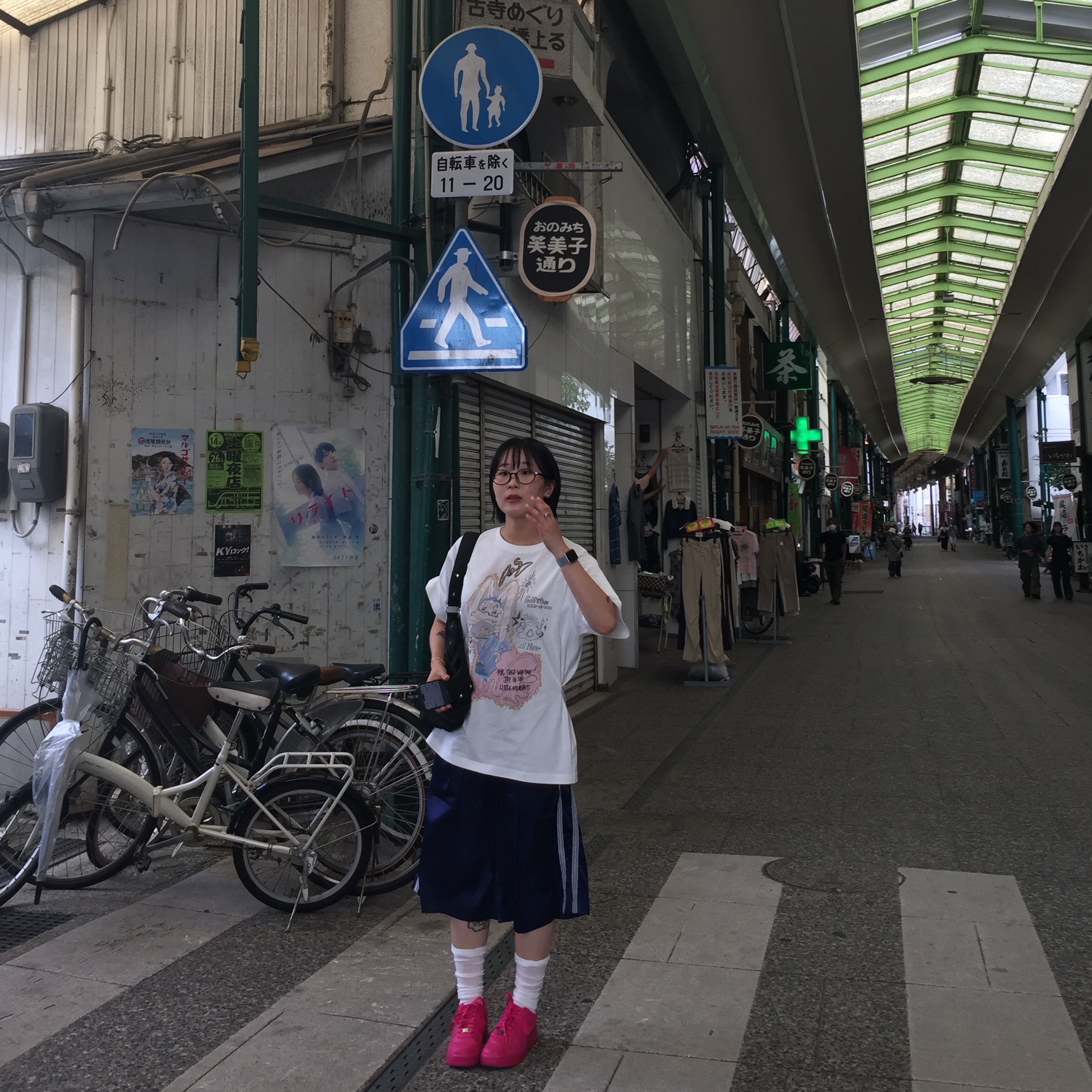 (W) Nike Air Force 1 '07 Fireberry Fierce Pink, Play Comme des Garcons Reverse Logo T-Shirt White 착용 스타일 - 4