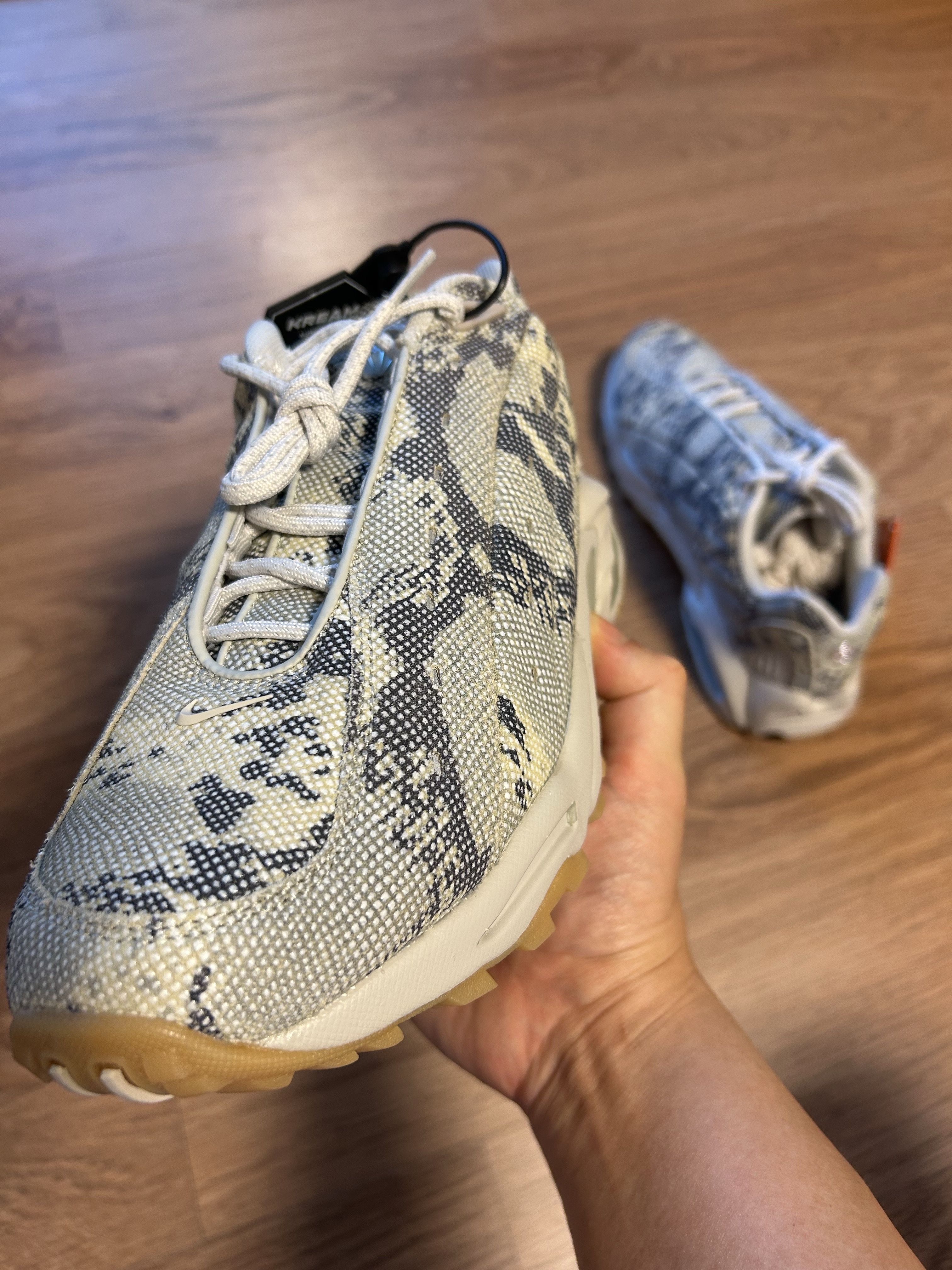 Nike x Drake Nocta Hot Step Air Terra Light Bone 착용 스타일 - 3