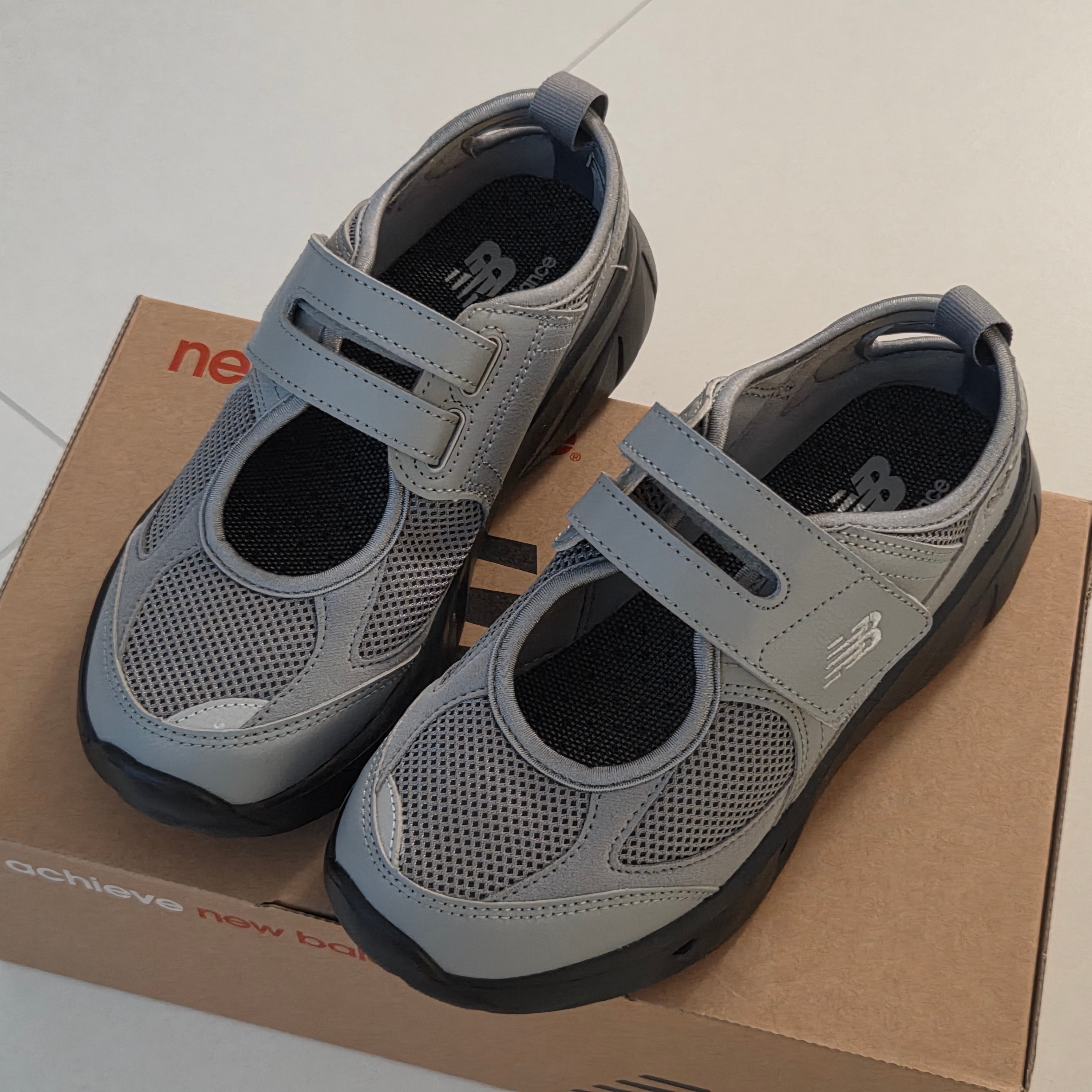 (W) New Balance Breeze SD2202 Gray 착용 스타일 - 2