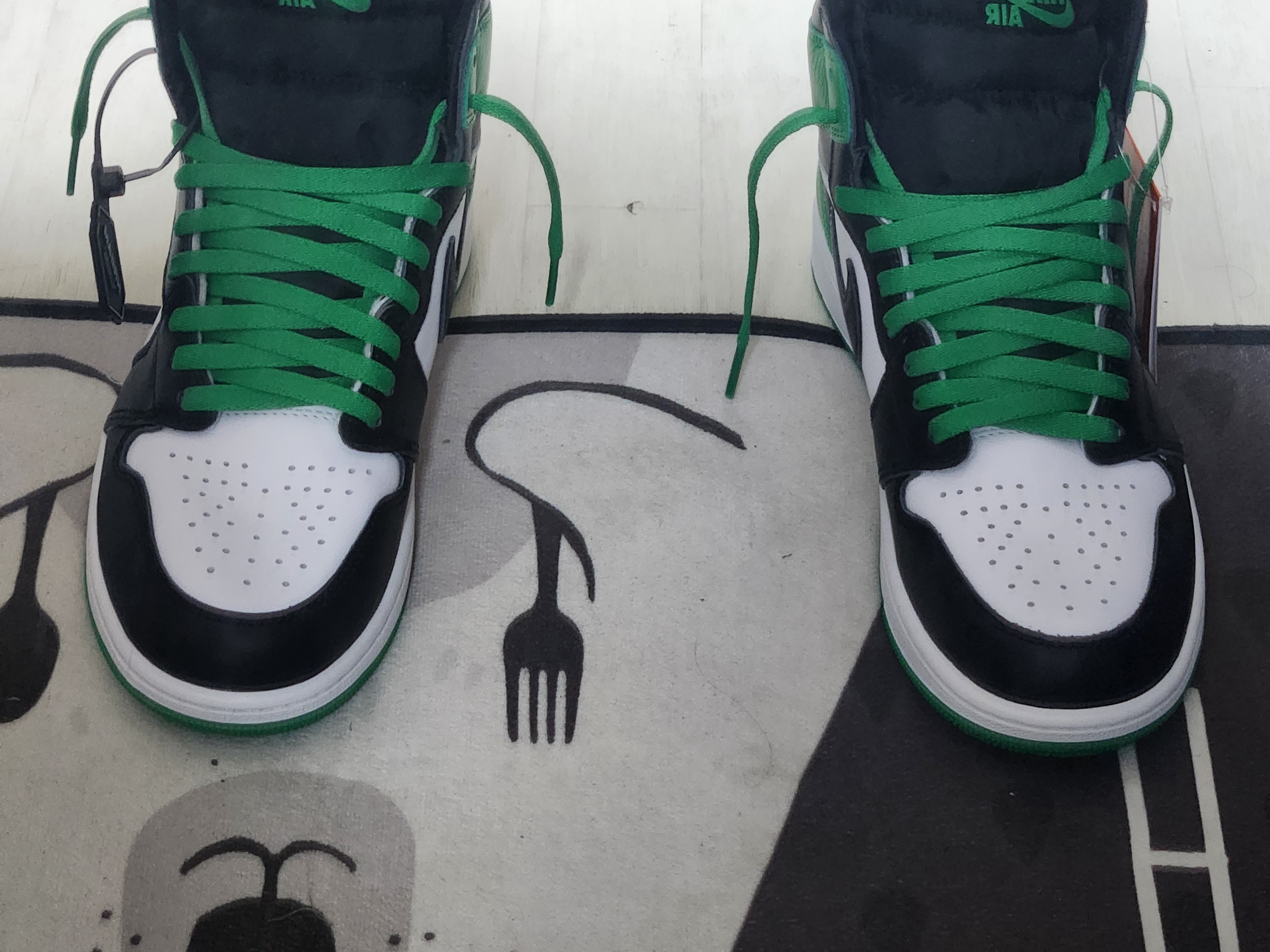 Jordan 1 Retro High OG Black and Lucky Green, Nike x Stussy Air Force 1 '07 Mid SP Black and Light Bone 착용 스타일 - 2