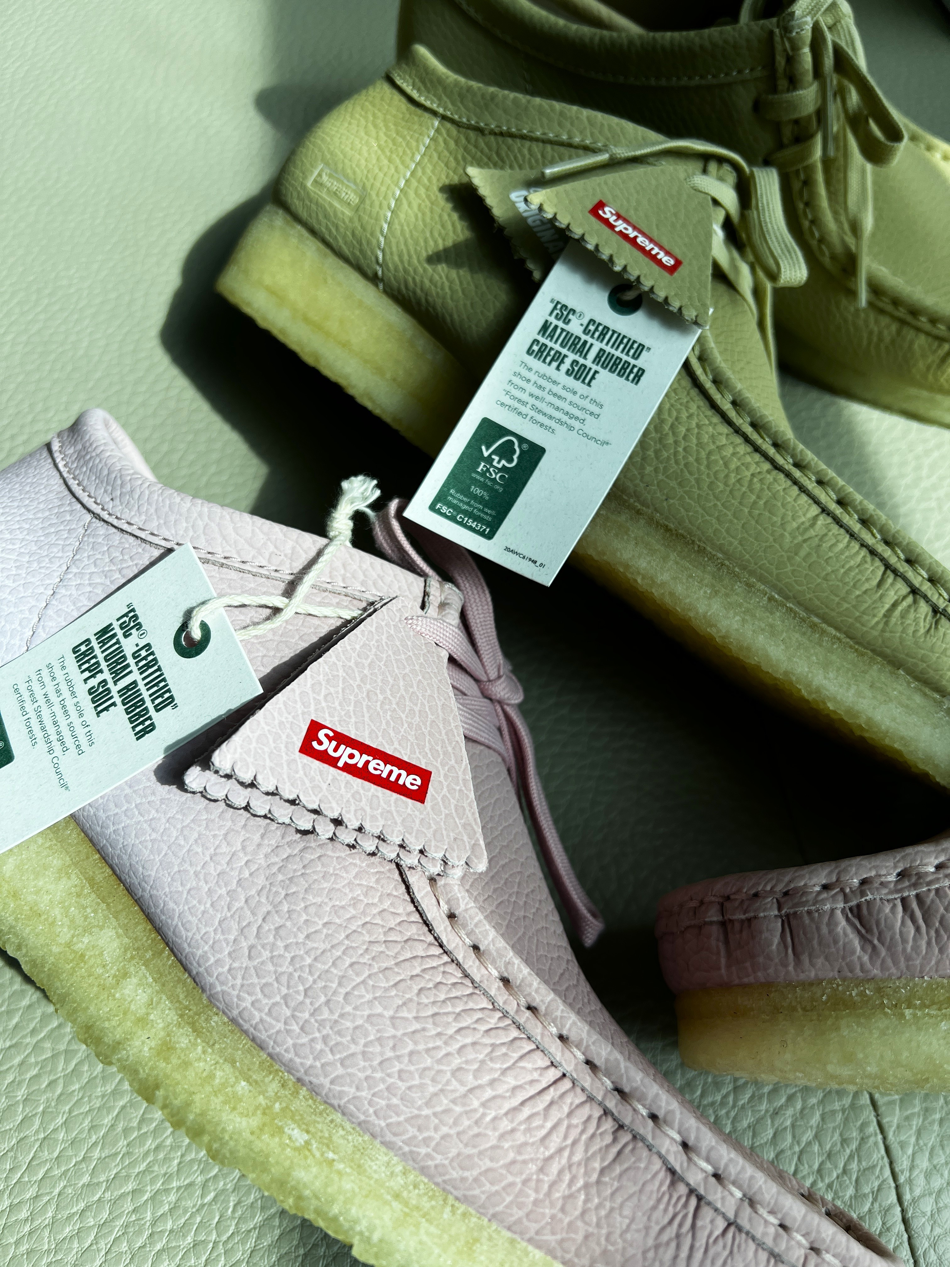 Clarks x Supreme Reflective Wallabee Pink - 25SS, Clarks x Supreme Reflective Wallabee Natural - 25SS 착용 스타일