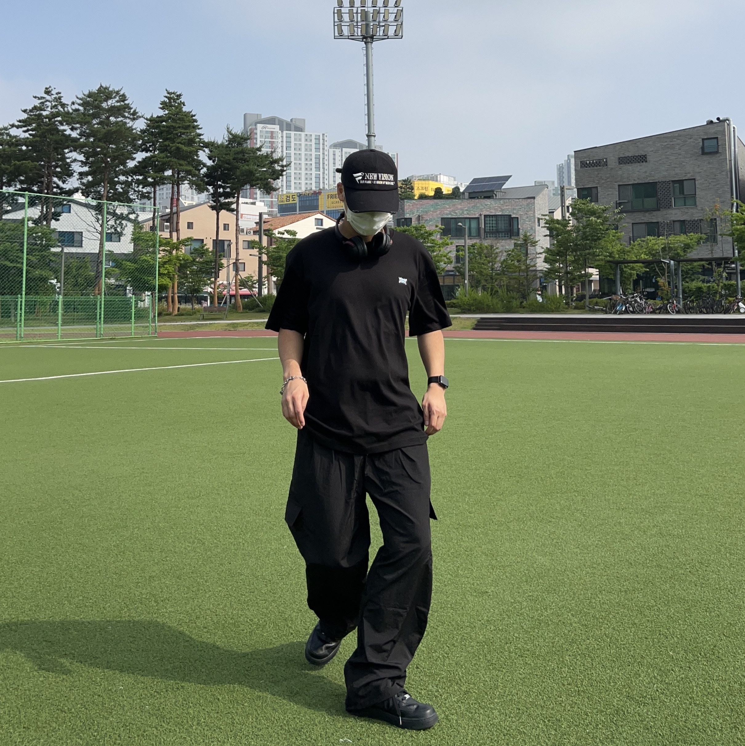 Nike Air Force 1 '07 Low Triple Black 착용 스타일