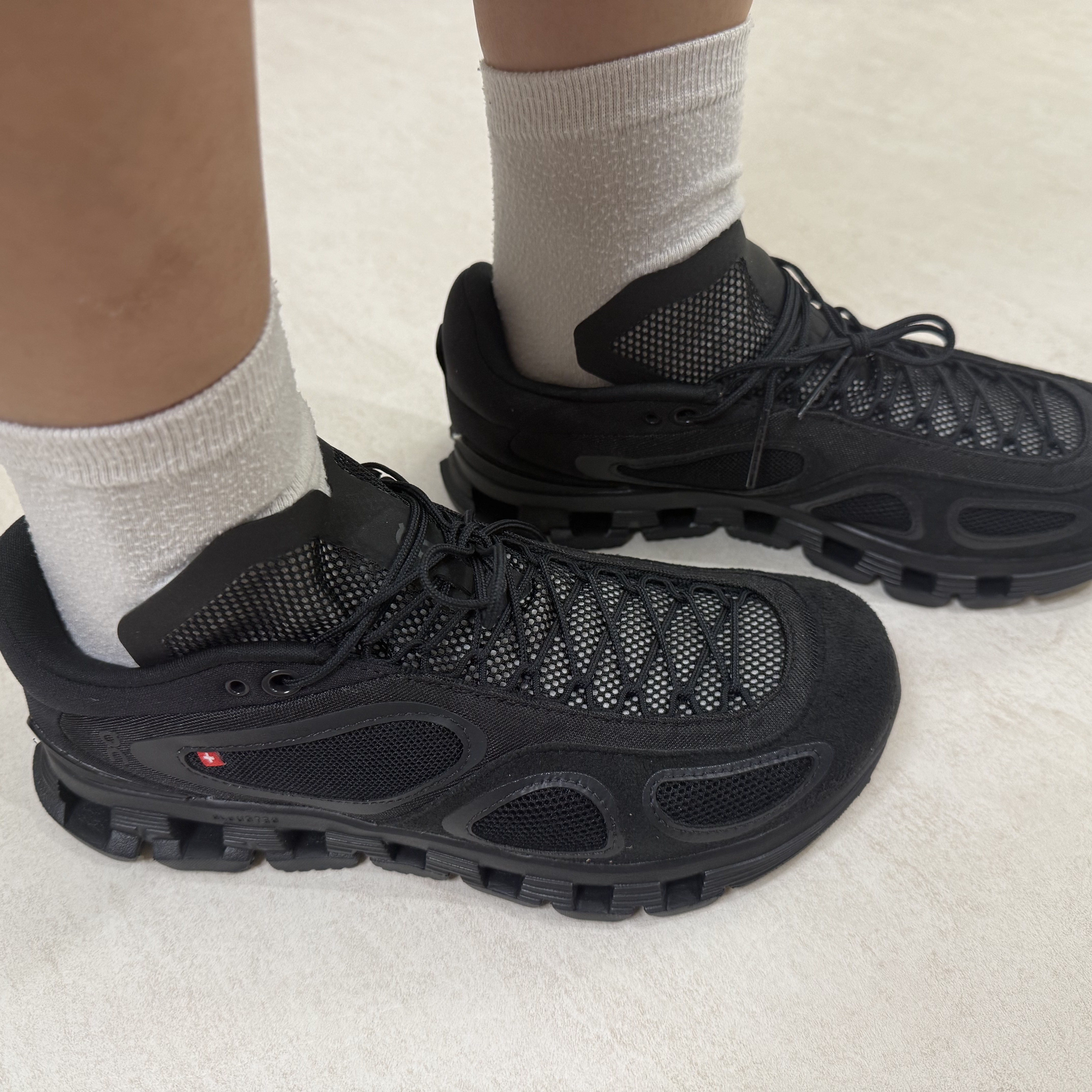 On Running x FKA Twigs Cloud Black 착용 스타일 - 4
