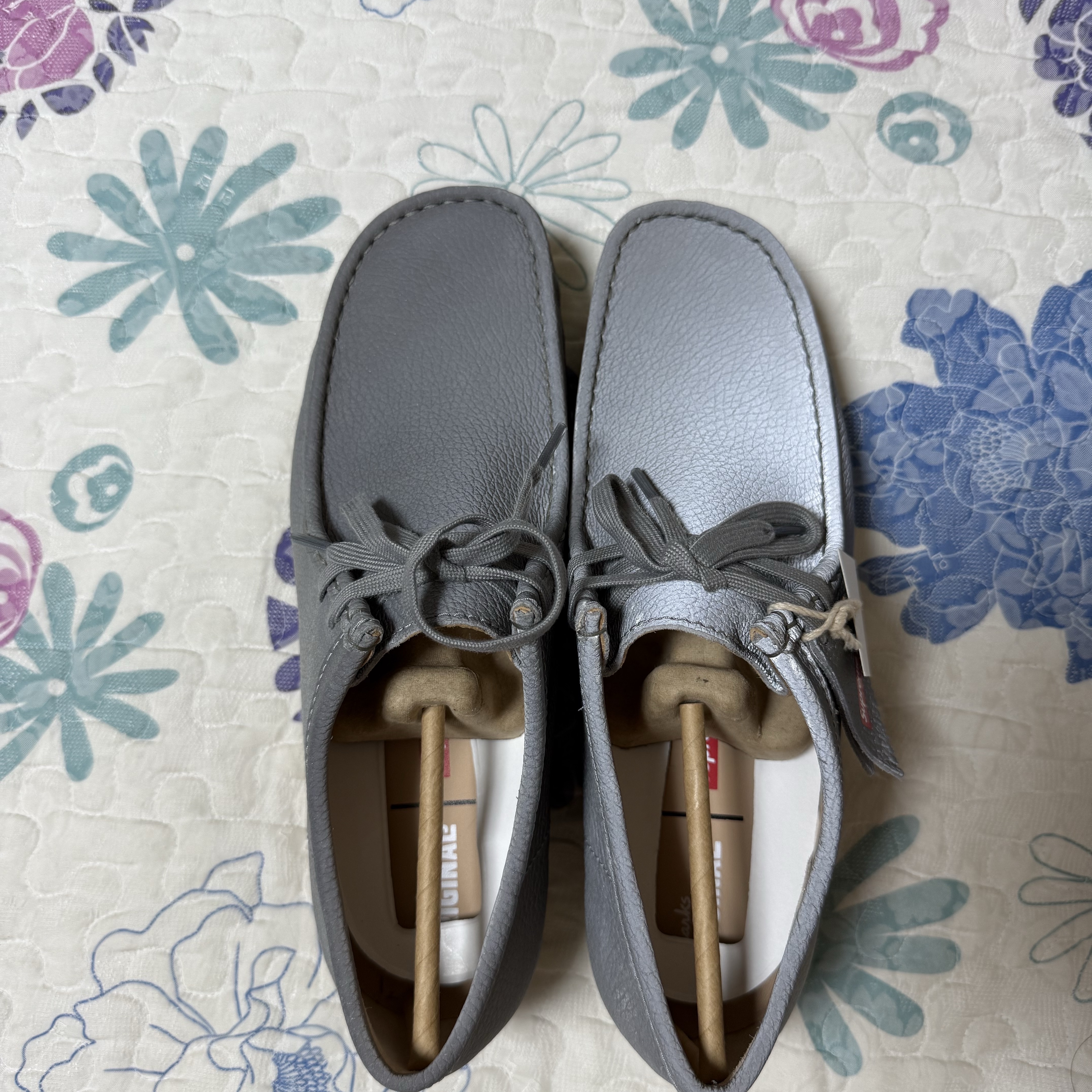 Clarks x Supreme Reflective Wallabee Silver - 25SS 착용 스타일 - 2