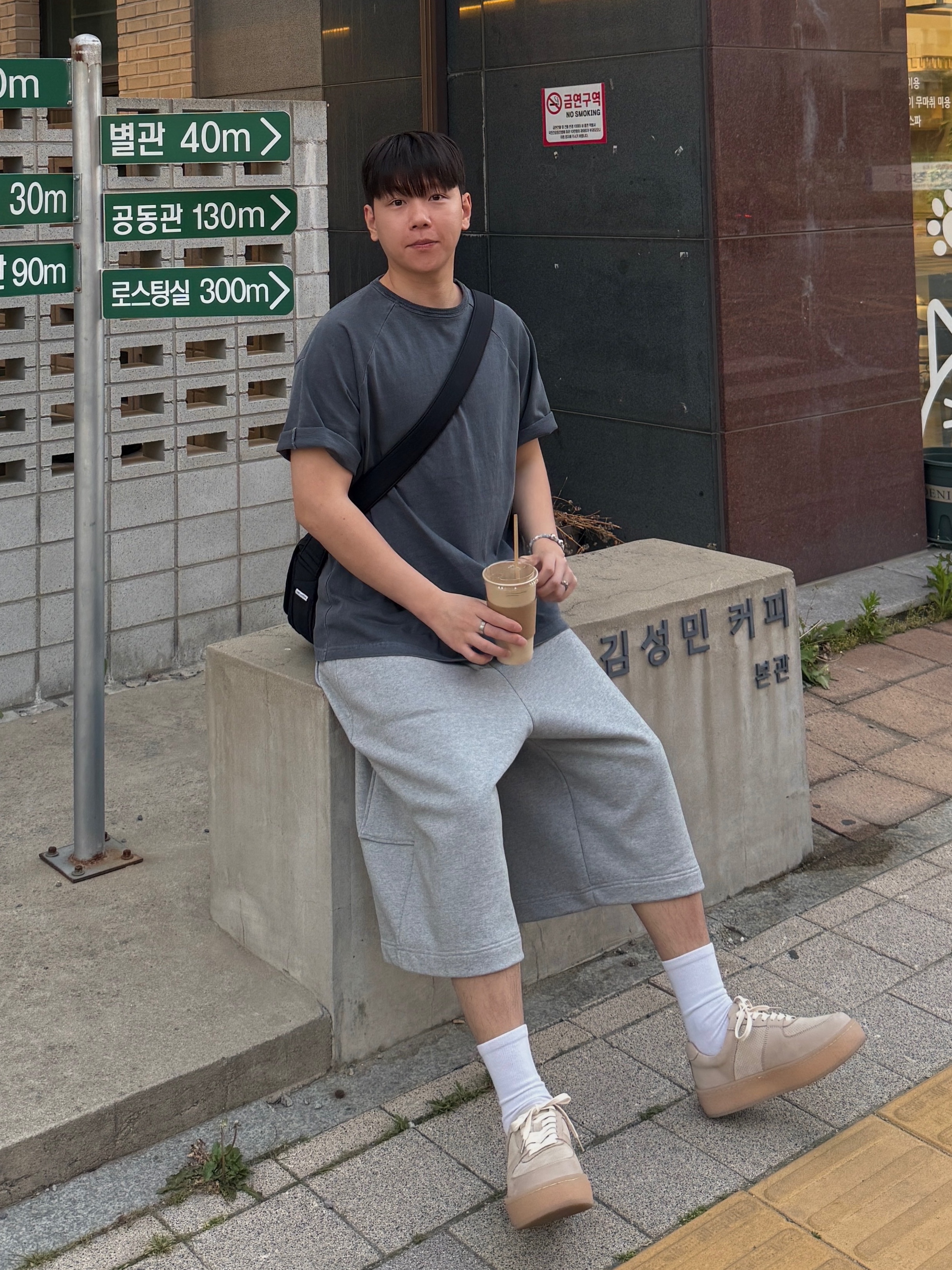 MJD Wide Carpenter Bermuda Shorts Melange Grey, Haleine Gemstone Bracelet Pale Blue (WA105) 착용 스타일