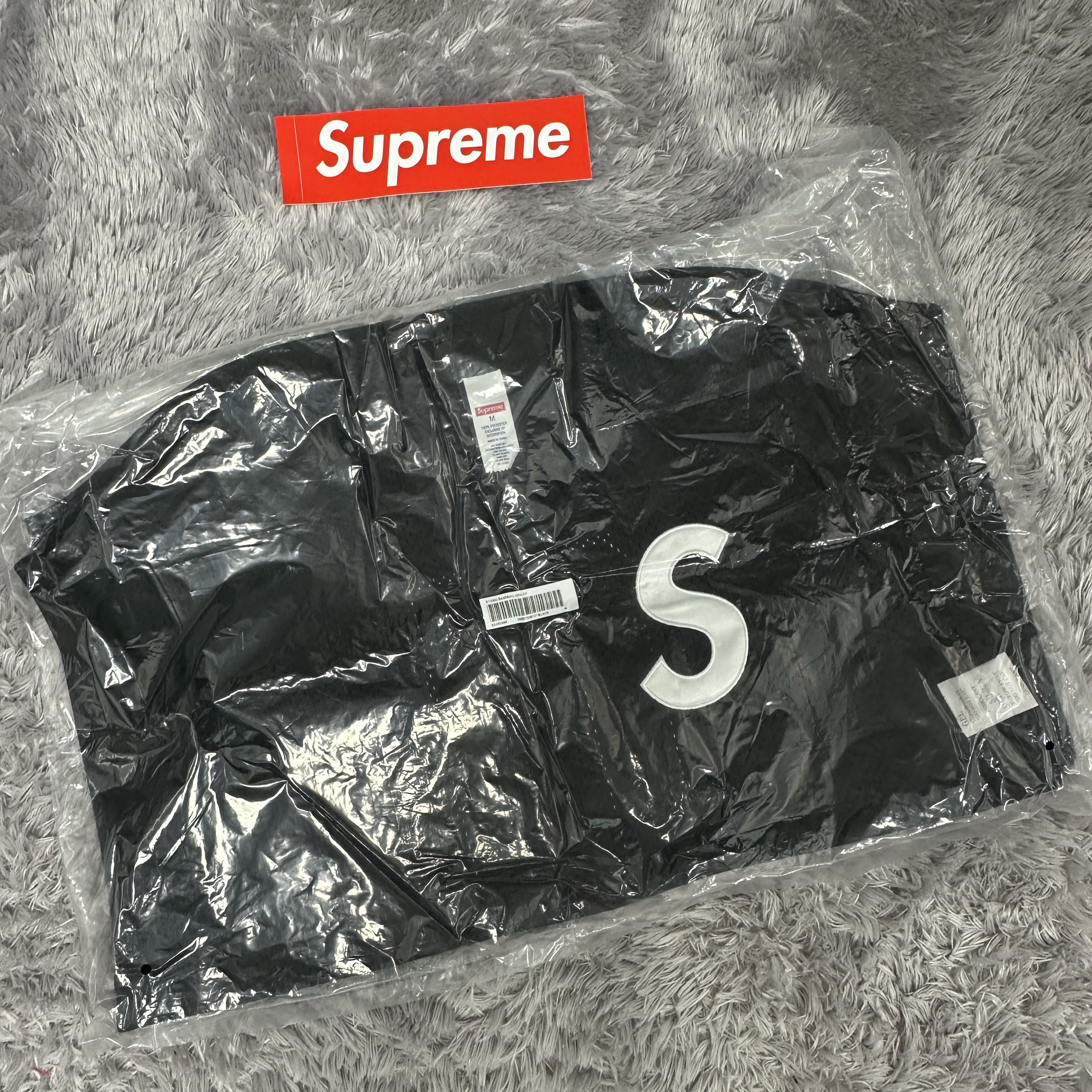 Supreme S Logo Baseball Henley Black - 25SS 착용 스타일