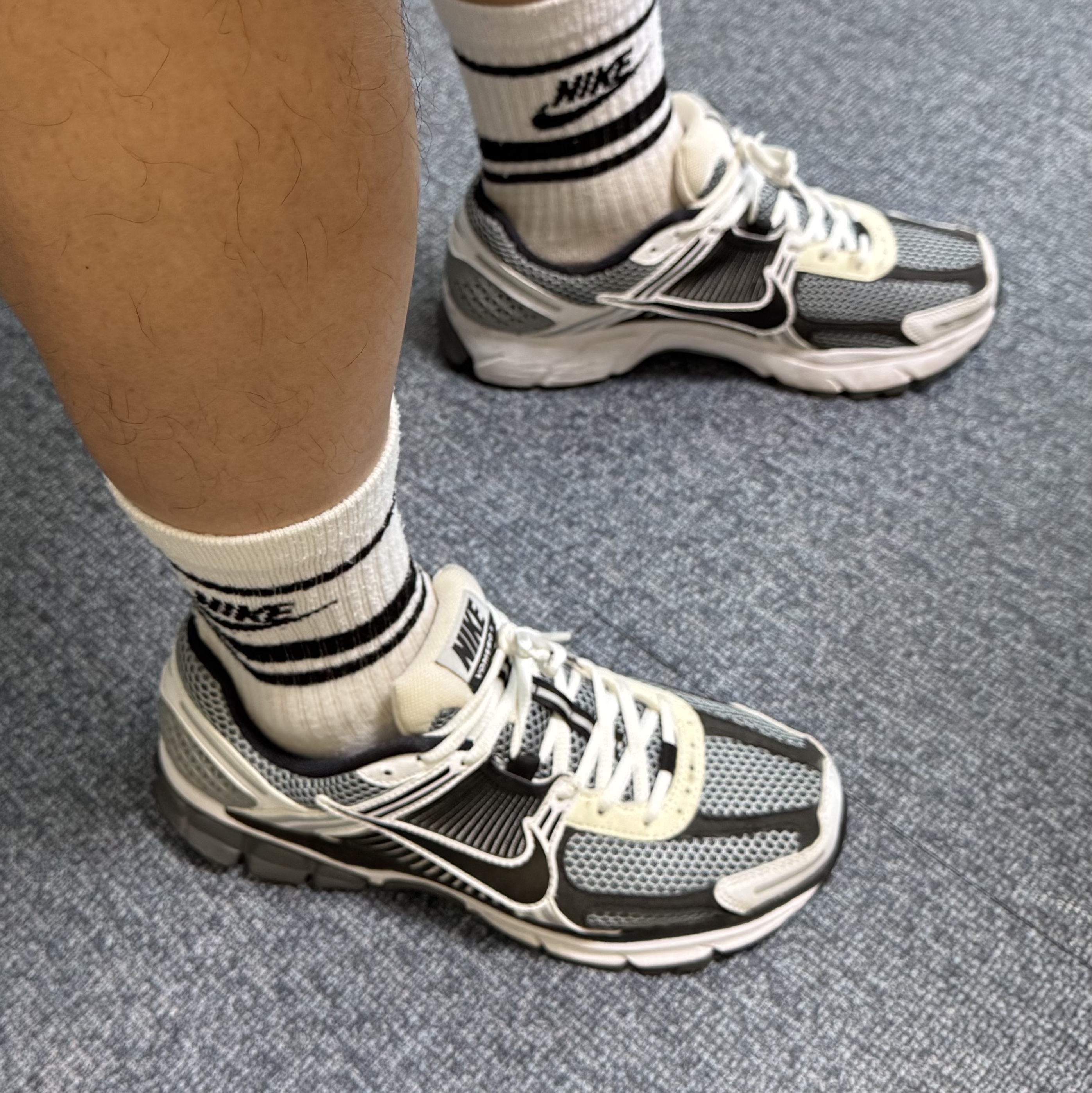 Nike Zoom Vomero 5 SE SP Dark Grey Black White 착용 스타일