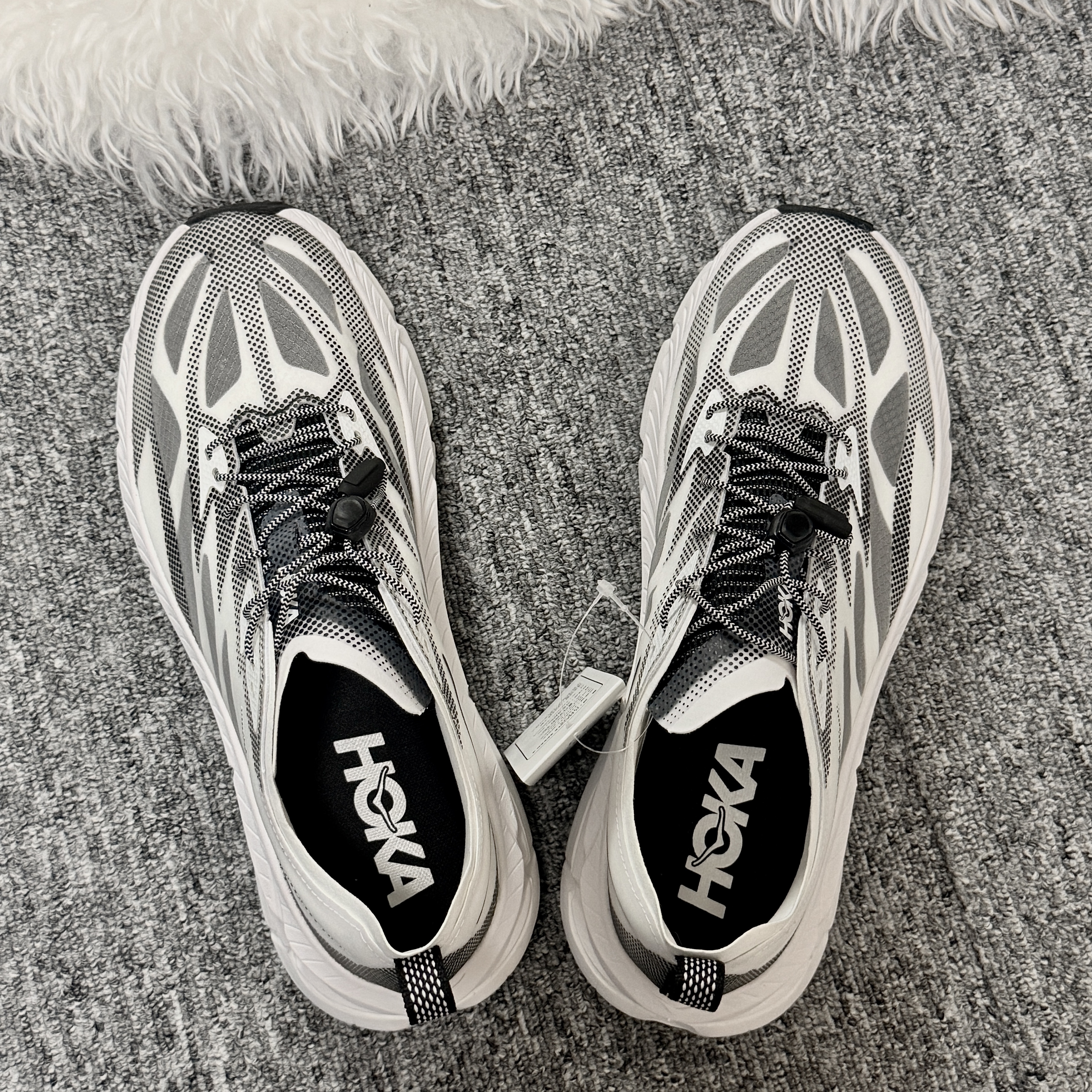 Hoka Mafate Speed 4 Lite White Black 착용 스타일 - 2