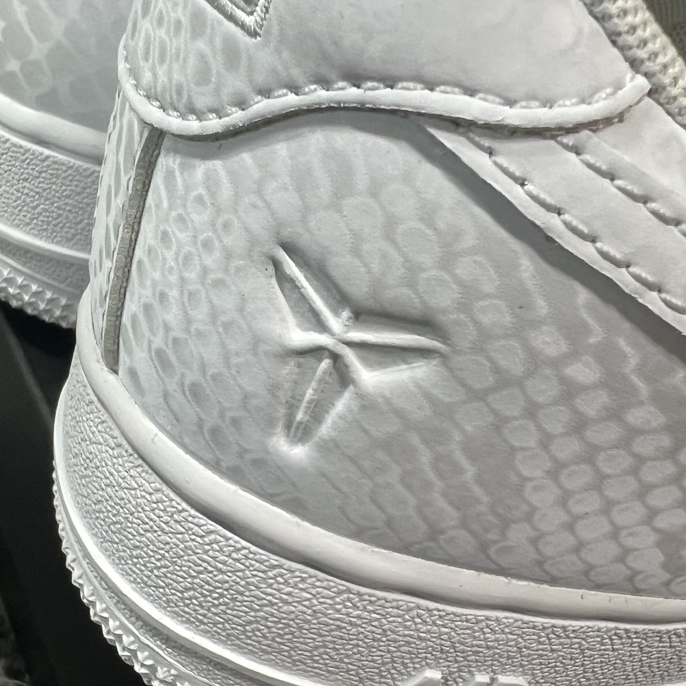 Nike Air Force 1 Low Protro Soft Yellow, Nike x Kobe Bryant Air Force 1 Low Triple White 착용 스타일 - 3