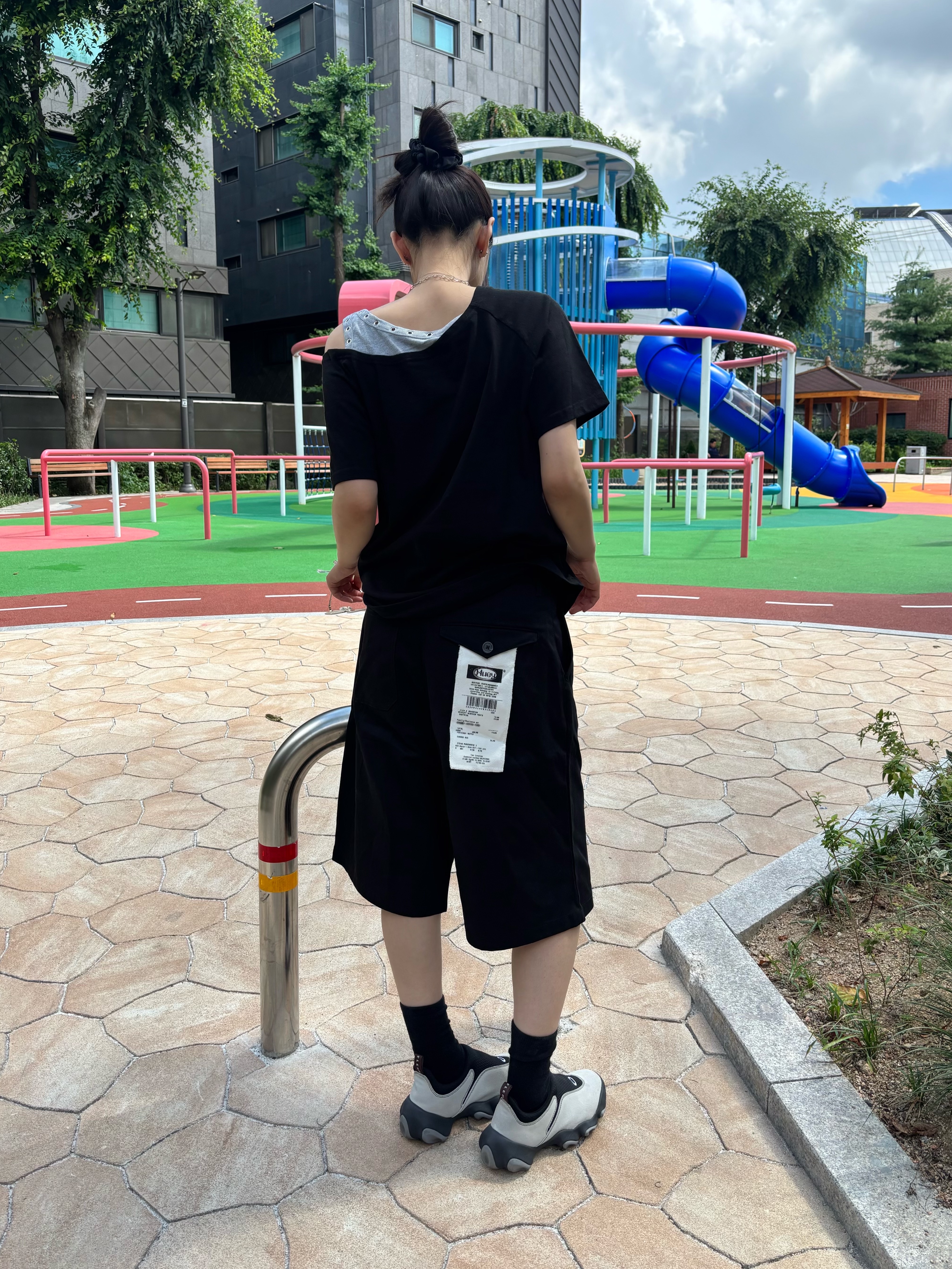 Huey Receipt Pin Tuck Bermuda Pants Black, Oakley Factory Team x Brain Dead Flesh White Birch 착용 스타일 - 2