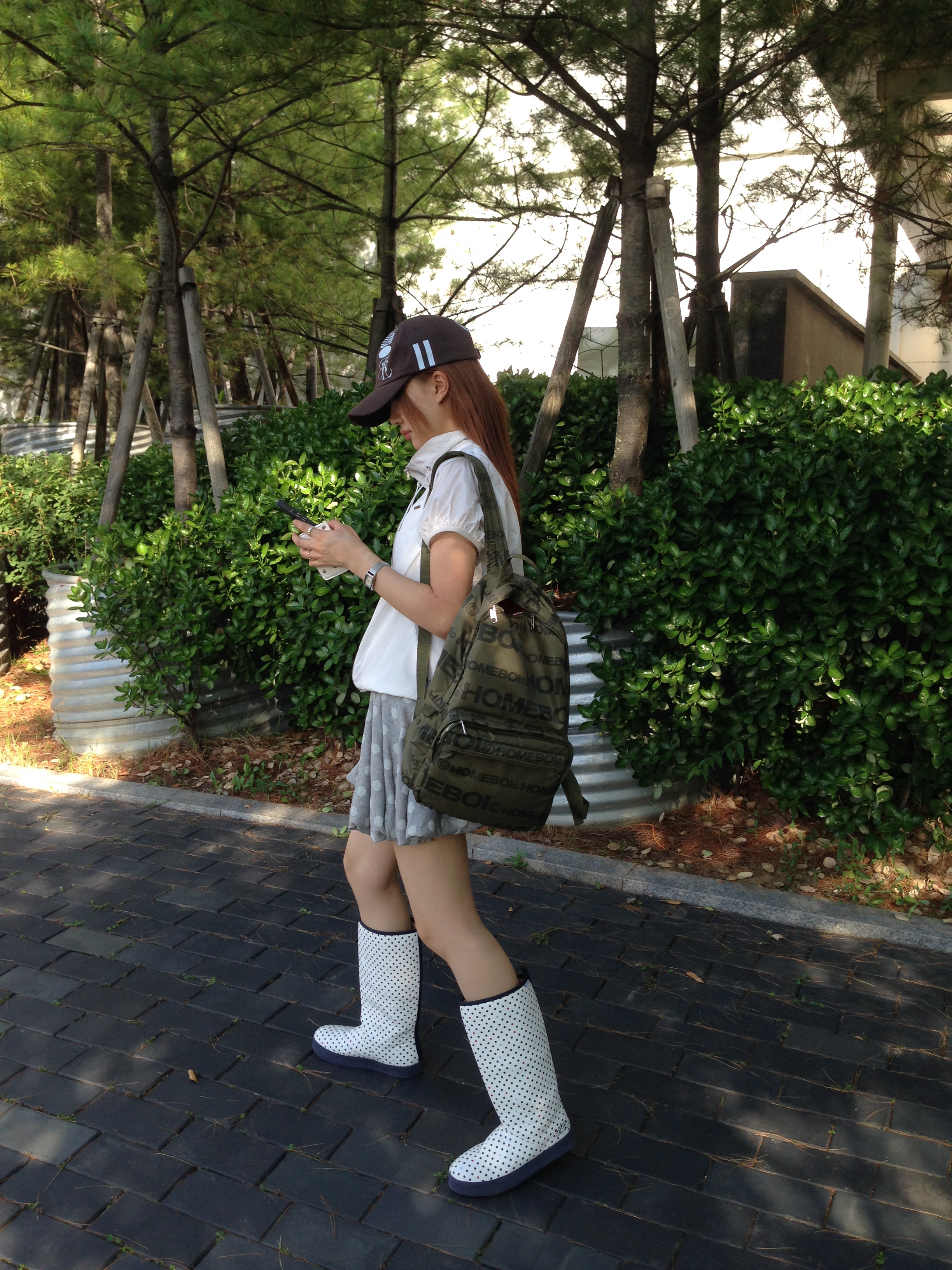 [KREAM 단독] Safarispot Basic Safari Dots Rain Boot White 착용 스타일 - 3