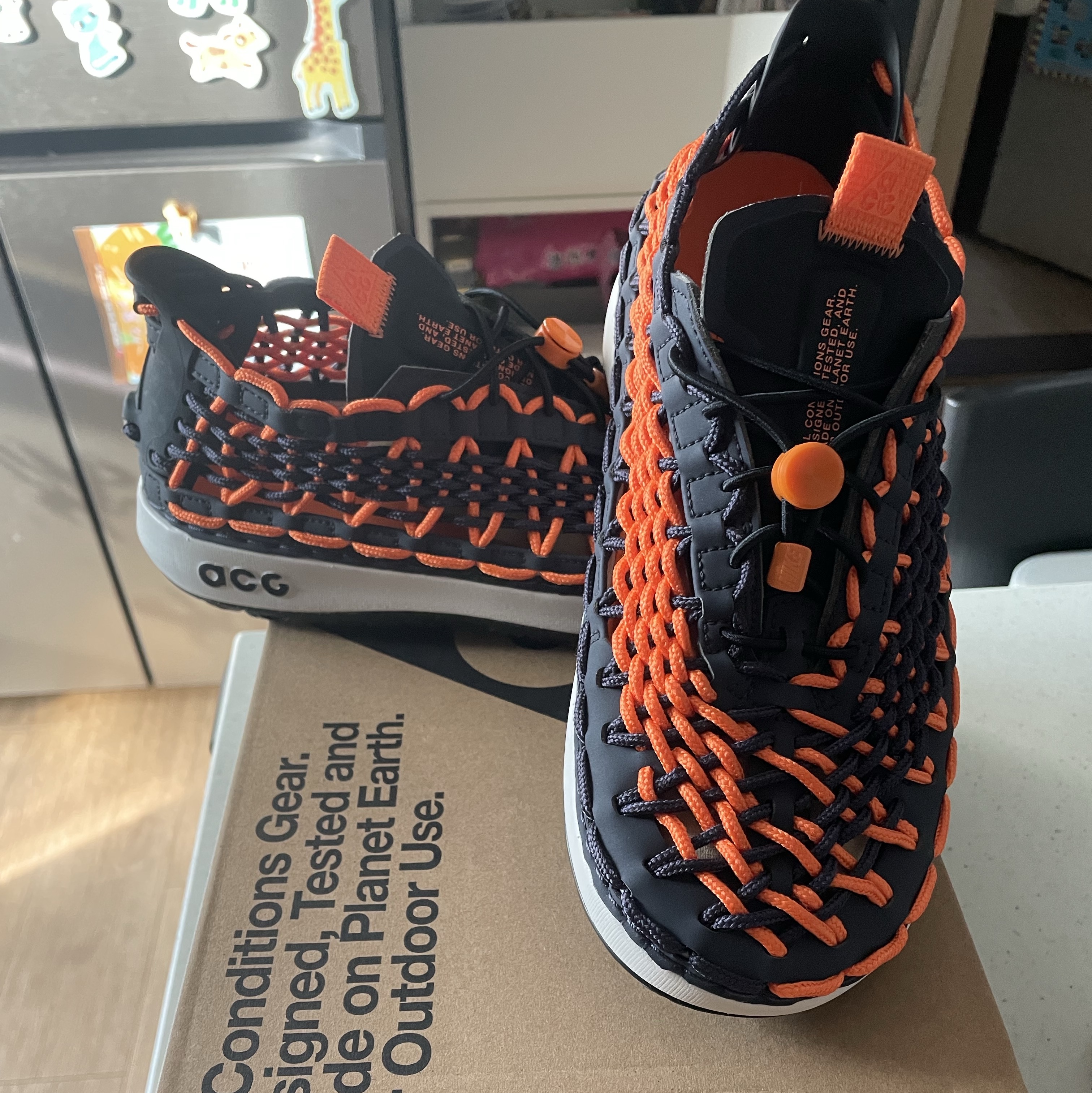 Nike ACG Watercat+ Bright Mandarin and Gridiron 착용 스타일